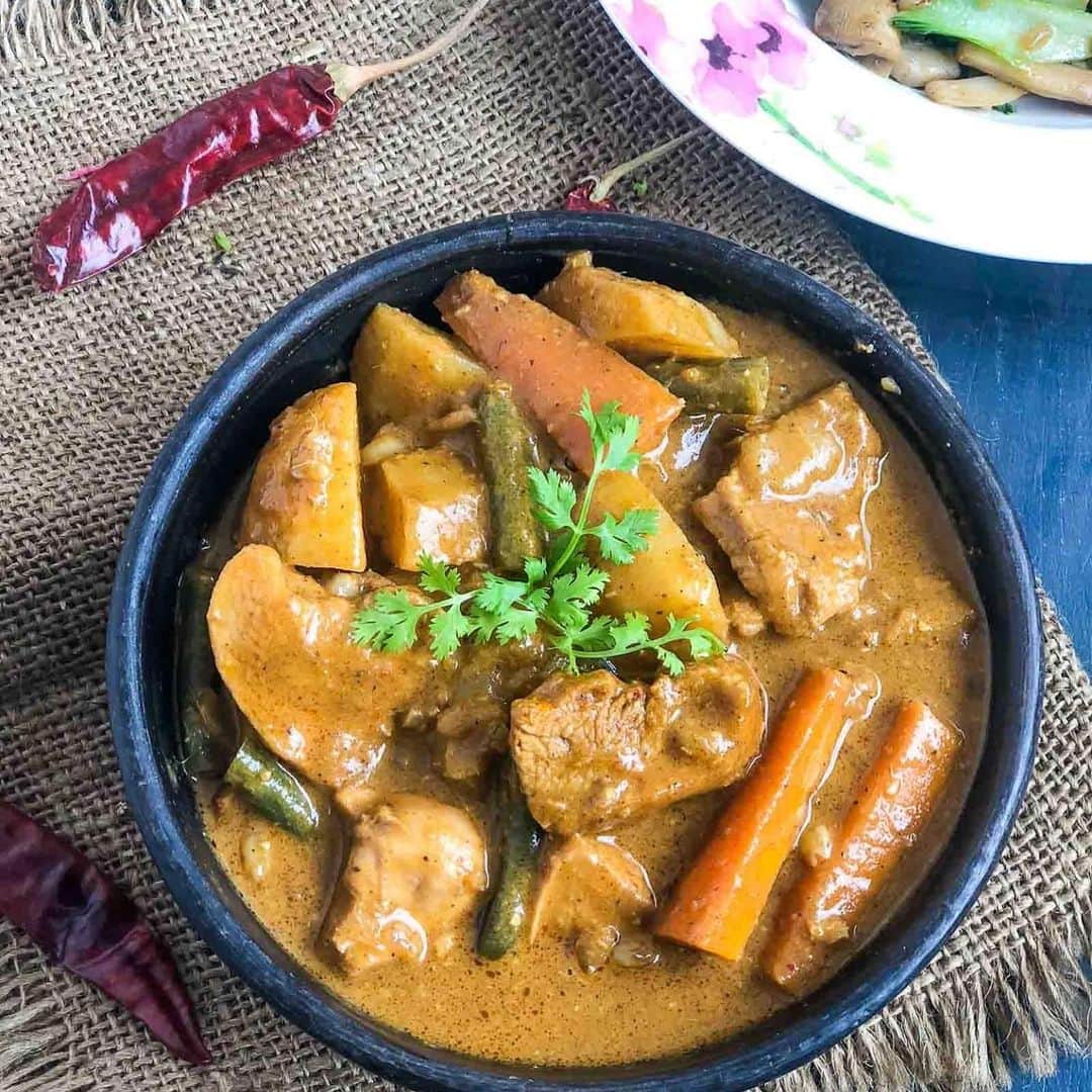Archana's Kitchenのインスタグラム：「Thai Chicken Massaman Curry, this famous Thai curry is rich and very flavorful. Made with chicken it's a fragrant yellow curry that incorporates lemongrass and nuts together with other key Thai ingredients. Coconut milk is always used in this curry, so are bay leaves, and other spices. Serve with plain jasmine rice for a special weekend lunch or dinner.  Search for the recipe “Thai Chicken Massaman Curry” in our app. Link to the app in the bio @archanaskitchen」