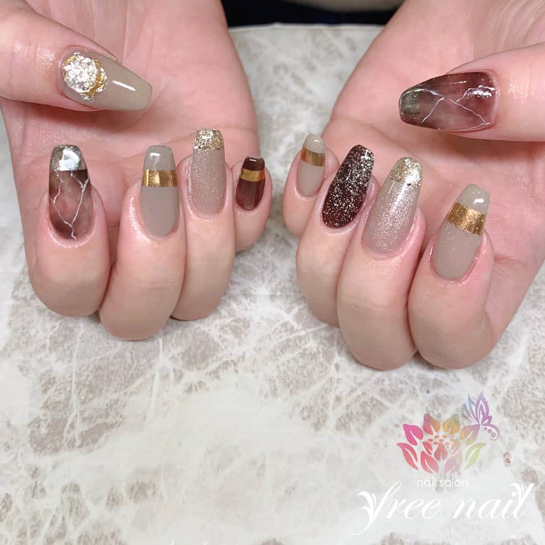 free nail フリーネイルのインスタグラム：「. お客様ネイル💅🏻⛄️ . ニュアンスミラーネイル🪞✨ . 大人グレージュ🪐✨ . ご来店ありがとうございました🙇🏻‍♀️🙇🏻‍♀️🙇🏻‍♀️💗 . #ネイルアート #ジェルネイル #ネイルサロン #大阪ネイルサロン #ネイルデザイン #ネイルチェンジ #ミラーネイル #ニュアンスネイル #マグネットネイル #キラキラネイル #グレージュネイル #ブラウンネイル #デザインネイル #トレンドネイル #大人ネイル #おしゃれネイル #ロングネイル #冬ネイル #winternails #nailsart #nailsdid #美甲 #日式美甲 #日式美甲胶 #日本美甲师 #日本美甲老师 #美甲上课 #日本胶 #フリーネイル #freenail」