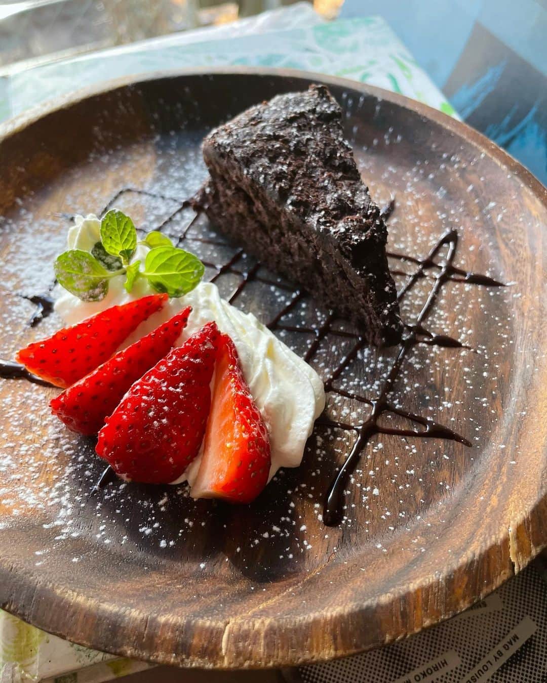 PORT of CALL Cafe&Store Tokyoのインスタグラム：「【POC Menu】﻿ ・ガトーショコラ🍫🍓  Take Out Ok!! @poc_daikanyama  しっとり濃厚チョコレートがたまらない💭🤤 #カフェ　#ランチ #portofcall #portofcalldaikanyama #lunch #shibuya  #cafe #burger #platelunch #foodporn #dessert #nomeatnolife #tokyolife #Foodporn #foodie #California #Chilling #waffles #original#casualstyle#brunch#food #pasta #cheese##classic#america#comfortfood#cafecasual #cafe」