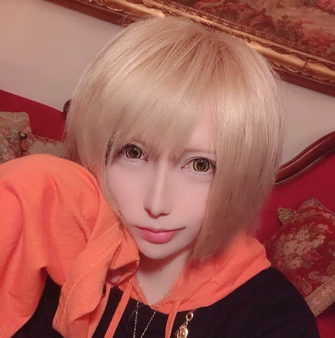 マシロンケーキのインスタグラム：「. What are you thinking about now? . 先日ヘアメ230度のアイロンでやってもらったら痛みました。笑 . ぁ。元気です！ お仕事関係でSNSに浮上できていませんでした。 心配のDMくれた人たちありがとう🙌 . バレンタインデーはお母さんからも貰えず久々にチョコレート0個でした(真顔)」