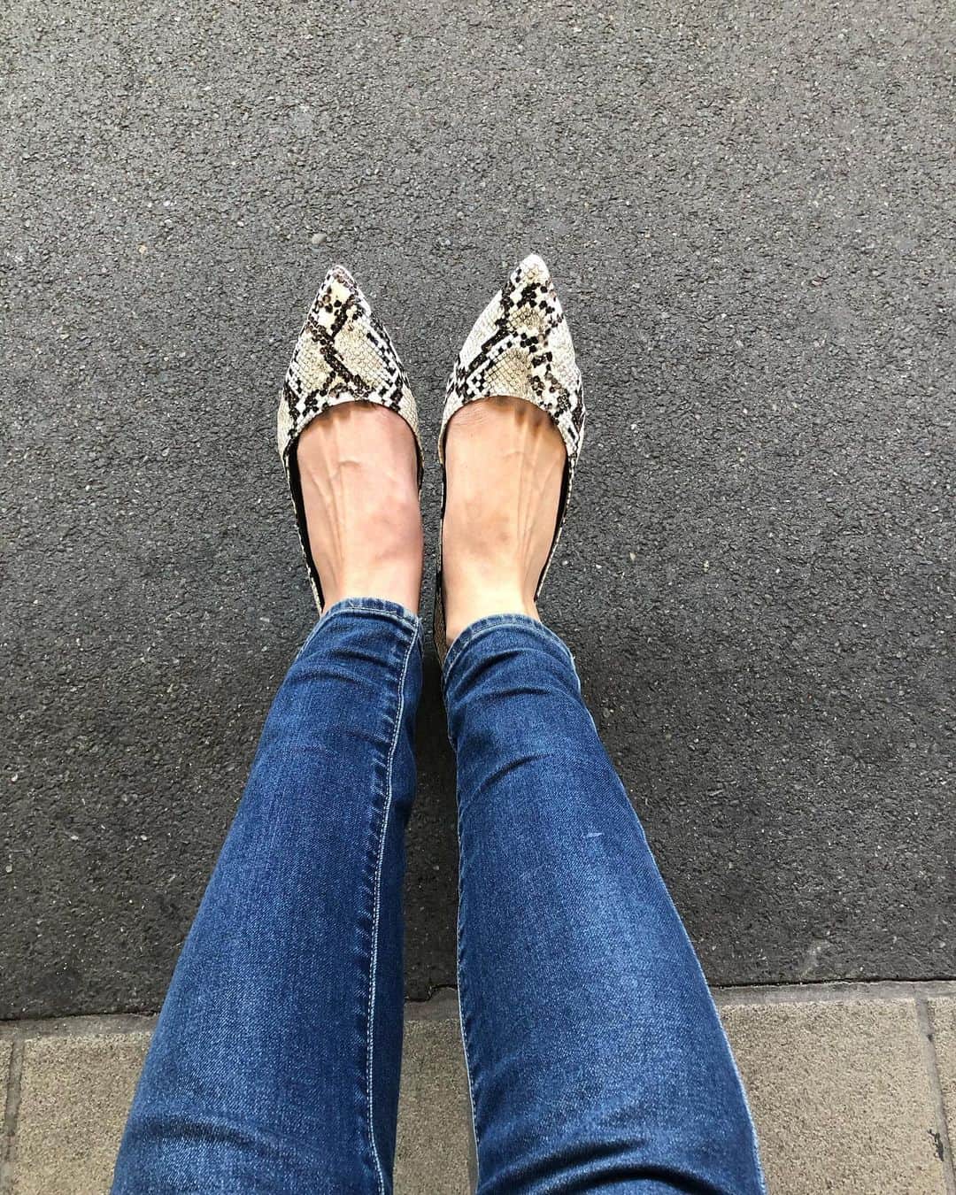 のインスタグラム：「毎日 @jb.akino.shoes を履いています！✨自分自身でデザインしたからという理由以前に履きやすすぎるからです‼️  パンプスで全く疲れない事があまりなく、 痛くて当たり前、足が疲れて当たり前。が普通だったので😓💨  スニーカー並みの履きやすさに、自分自身が一番驚いています😵笑  【受注販売終了まで 残り7日間】  #jb_akino_makuake #makuake #jbakino #大きいサイズの靴 #自分自身を好きになる靴 #高身長女子」
