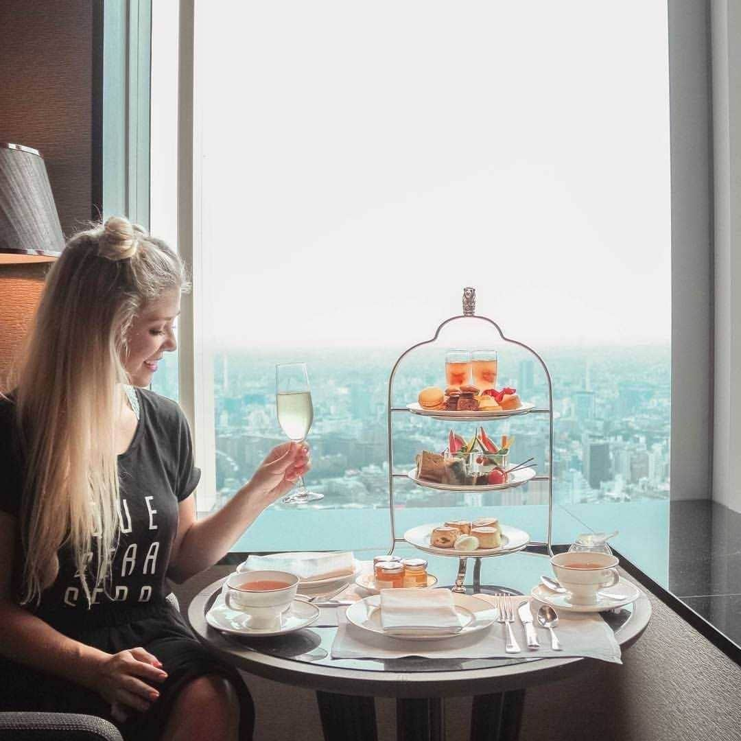 The Ritz-Carlton, Tokyoのインスタグラム：「最上級の空間クラブラウンジで、時間帯によって多彩な趣きでご用意するフードプレゼンテーションや、よりパーソナルなおもてなしをご堪能ください。  Step inside the exclusive world of The Ritz-Carlton Club® – and enjoy a raft of privileges, carefully crafted for your every need. -via @thebelleabroad #RitzCarktonTokyo #RCMemories」