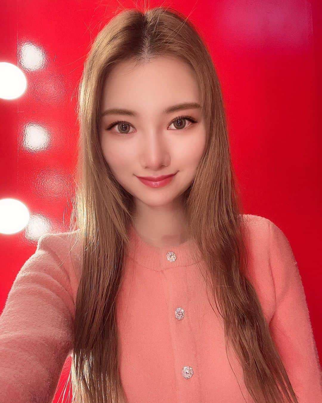 金子実加のインスタグラム：「最近の私の頭の中は 「会いたい😭」 自粛疲れ大丈夫ですか？🥺 京都にも1年以上帰れていません⛩ 友達とワイワイ集まりたいし、 大丈夫！と思っていても、なかなか気が滅入る事が重なるとネガティブに考えてしまう時もありますよね。 幸せや楽しい事って、自分で見つけるものだと思ってます。 自分が先に笑うと鏡の私も笑うのと同じように、自分から楽しいと思う事で楽しい事が引き寄せられ、脳も楽しい事を探すようになるのでhappyになるのです🧠 楽しい時に、いつもなぜ私は不幸なの？と言ってる人は、楽しい瞬間も悲しくしてる。 自分から不幸になりにいってる。 わかっていても、コントロールする事は難しいですが、歳を重ねながら人はそれぞれの幸せのかたちを見つけていくのだなと日々勉強しております。 自分が変わらないと見える世界は変わらないと気付いてるので、出来る限り今に集中してベストな私で居たいと思っています。 その時に素敵な歌がまた出来たら良いなぁ！ 早く会いたい人に会いたいですし、 ベストな私でいれるよう可愛くしとかなきゃ🤣 #happy #love #ポジティブ」