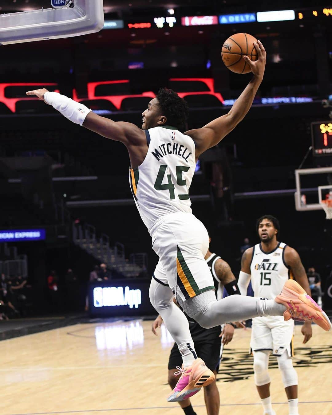 NBAさんのインスタグラム写真 - (NBAInstagram)「🕷 @spidadmitchell on the attack! #PhantomCam」2月20日 14時34分 - nba