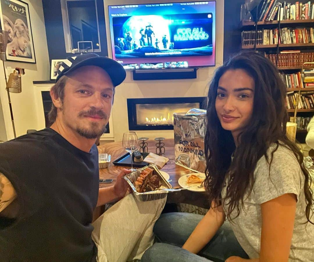 ヨエル・キナマンのインスタグラム：「Couch premier with my baby!!!😍 Are you guys watching?? @forallmankind_ #forallmankind season 2 @appletv +」