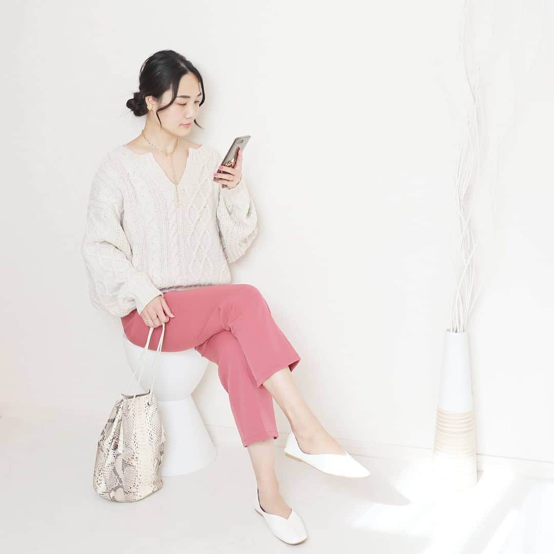 Eri Satoのインスタグラム：「ivory×pinkコーデ · tops: @titivatejp pants: @rectangle_official  bag: @marco.masi.milano shoes: @welleg_shoes_rakuten necklace: @paulownia.k · @rectangle_official の #ルーズテーパードパンツ 濃いめの明るいピンクが可愛いいい🌸 今日はZOZOTOWNで1000円offクーポンが出てるからチェックしてみてね✨ · 168cmでMサイズはいてます！ カラバリも豊富で全7色！ グリーンも迷った🤤 センタープレスが入ってるから脚のラインも綺麗に見せてくれるよ☺✨ · #rectangle_official#rectangle_code#rectangle#レクタングル#パンツコーデ#高身長コーデ#ママコーデ#カジュアルコーデ #fashion#ootd#outfit#code#coordinate#style#ファッション#コーディネート#コーデ#プチプラ#プチプラコーデ#mamagirl#locari#partegram#カジュアル#お洒落さんと繋がりたい#pr」