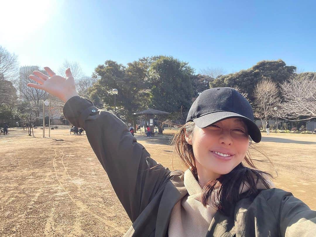 藤井美加子のインスタグラム：「☆ 白湯を飲んで太陽浴びてセロトニン分泌だー！☀️  少しだけマスク外して深呼吸してみて🙌幸せホルモンがいっぱいになるよ。  みんなー、今日は21時からインスタライヴだよ。きてくれるかかな。。。🤔気持ちの良い音楽と癒しをお届けできるように考えるね♪みんなはゆるりと飲み物でも用意して待っててね🥃☕️  #週末#太陽#セロトニン#幸せホルモン#土曜日のひるさがり#美肌食マイスター#アンチエイジングアドバイザー#三木美加子」