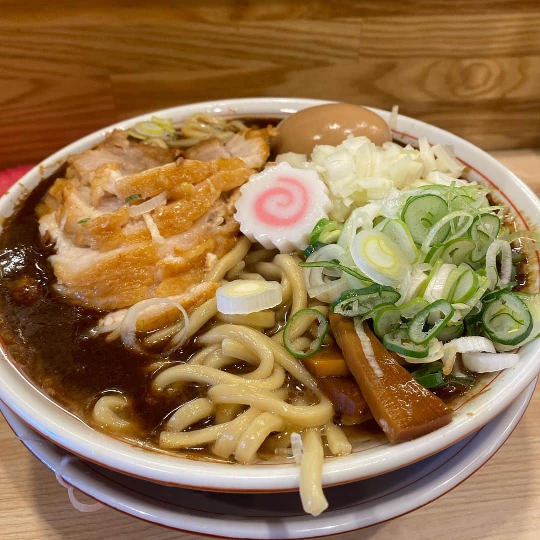 ちゃまのインスタグラム：「六等星 こんな茶色いとんこつラーメンはじめてでございます。 シチューのような口あたりの特濃スープはざらざらと豚骨の粉を感じれてデブ大興奮。  太めの麺はつけ麺のようにぷりぷりふんわり。 チャーシューは飲める柔らかさ 水鳥系が増殖中のラーメン業界！ 頑張れとんこつ！負けるなとんこつ！」