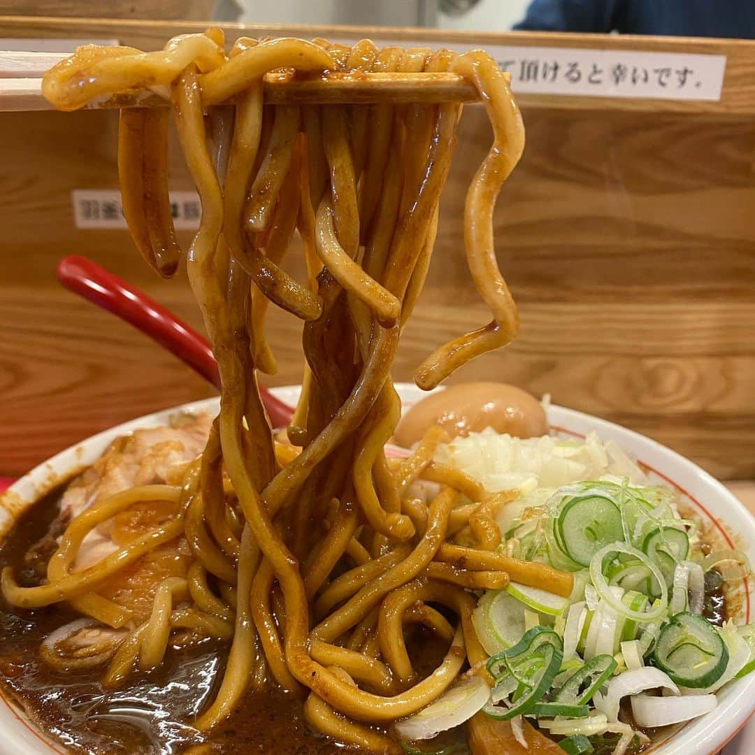 ちゃまさんのインスタグラム写真 - (ちゃまInstagram)「六等星 こんな茶色いとんこつラーメンはじめてでございます。 シチューのような口あたりの特濃スープはざらざらと豚骨の粉を感じれてデブ大興奮。  太めの麺はつけ麺のようにぷりぷりふんわり。 チャーシューは飲める柔らかさ 水鳥系が増殖中のラーメン業界！ 頑張れとんこつ！負けるなとんこつ！」2月20日 14時38分 - chamakunchi