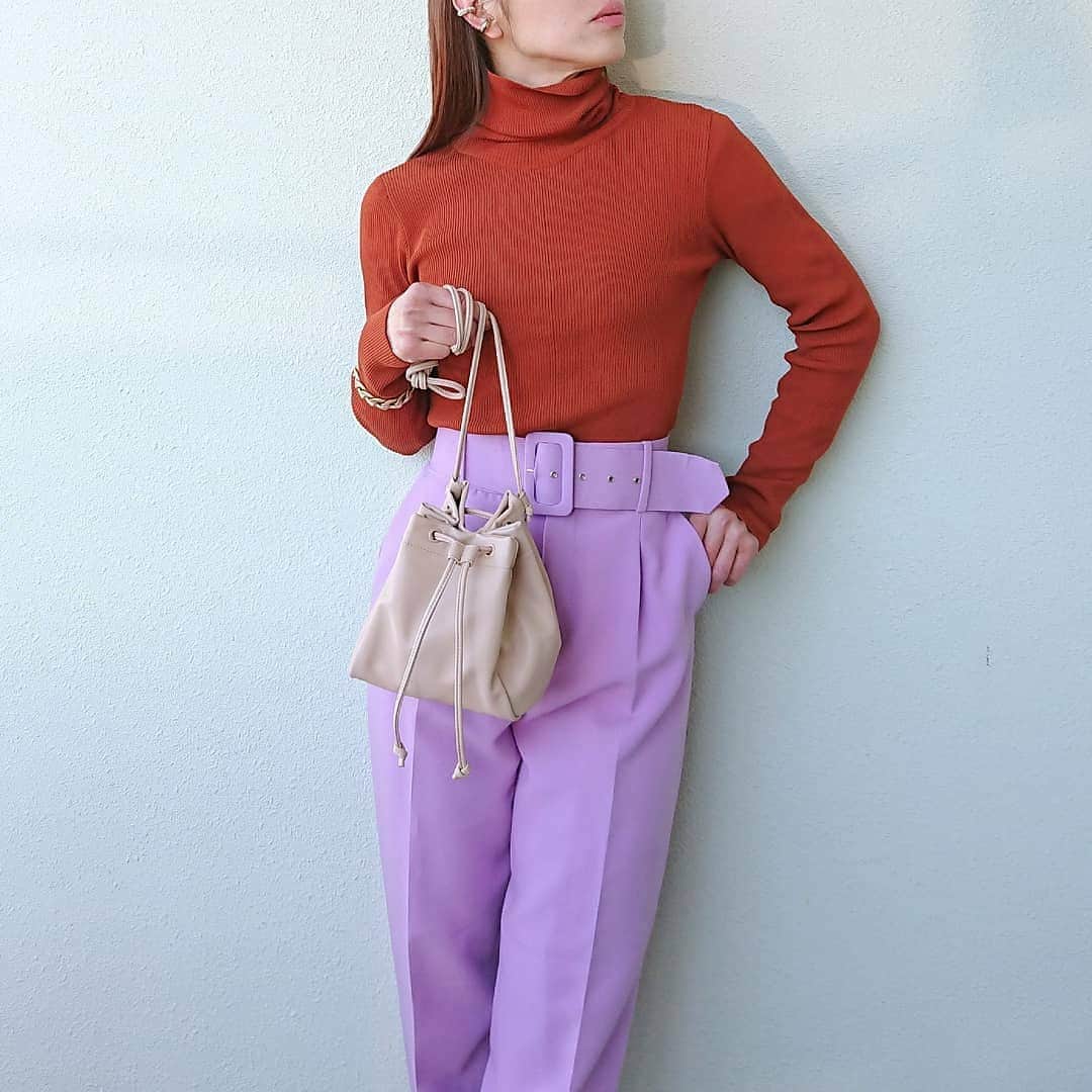 nori0620のインスタグラム：「たまにお会いする、80歳くらいのオシャレでかわいいおばあちゃん👵✨  後ろから『ステキなパンツね～』と褒めて頂いたのは、何度も登場している、zaraのパンツ  80歳になっても、背筋をしゃんと伸ばしてラベンダーパンツを履きこなしているおばあちゃん  ステキだな～なんて💭✨  最近何度も登場している uniqloの巾着バッグ  あいまいピンクがまた可愛くて合わせやすい🌸  小さく見えて、横にすれば 長財布も入るうれしさ♪  #レザータッチドローストリングバッグ @uniqlo  #instafashion#fashion#fashionsnap#fashiongram#stunninglure#zara#uniqlo#新作#バッグ#レザータッチドローストリングバッグ#ユニクロ21春夏何買った#プチプラ#春コーデ#locari」