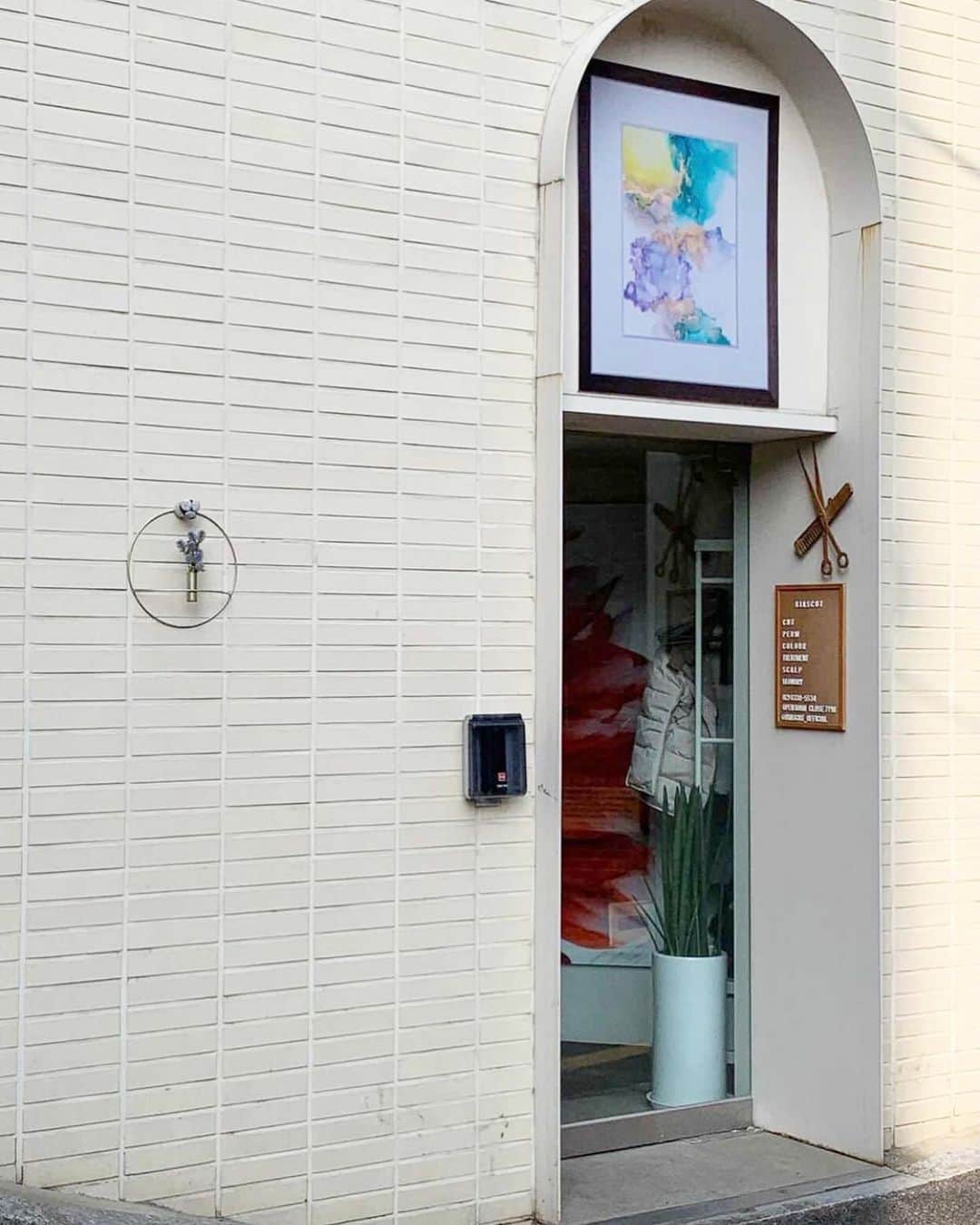 石坂友里のインスタグラム：「ソウルチョンダムドンにある美容室biascutです！ 自粛期間に家で描いていた絵をセホさんが見て 2021年のアーチに飾りたいとたいと連絡をしてくれました。 EMSで送った私の絵をセホさんが写真に撮って共同作品となりましたが、私はセホさんの写真が大好きだったからそんなセホさんがこんな提案をしてくれてすごく嬉しかったです🐰 セホさんの優しさで輝かせてくれた絵が、サロンに綺麗な光をたくさん呼んでくれたら嬉しいです☺️💗 いつも写真も、髪も素敵にしてくれるセホさん！ ソウルに行ったら是非、biascutへ！！💇🏻‍♀️❤️ 韓国で美容室に行ってみたい方にも本当におすすめのサロンです☺️ @biascut_official   청담동에 있는 살롱 biascut이에요! 코로나때문에 집에 있는 시간에 그리던 그림을 세호오빠가 보고 2021년 아치로 하고 싶다고 연락을 해줬어요! EMS로 보낸 내 그림을 오빠가 사진에 찍어 만든 공동 작품이 되었는데 나는 오빠 작품을 너무 좋아하니까 그런 오빠가 말을 걸어줘서 정말 기뻤어요! 오빠 다정함으로 빛나게 해준 그림이 살롱에 이쁜 빛을 많이 불렀으면 좋겠어요 ☺💞💞 사진도 예쁘게 찍어주고 머리도 예쁘게 해준 오빠에요 !! 꼭 biascut 가보세요!!!💗💗내 몸은 도쿄에 있지만 ㅎ 청담동에서 봐요💗💗 @biascut_official」