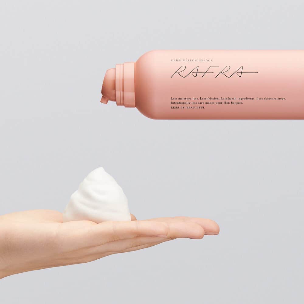 ラフラ公式（RAFRAのインスタグラム：「2021.2.22 Brand Renewal! 忙しい朝の味方。 くすみまで落とす炭酸泡洗顔で 化粧のりの良い肌に。 . .  #ラフラ #rafra #シンプルケア #炭酸洗顔 #泡洗顔」