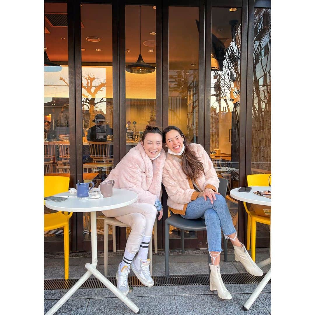 エミ・マイヤーのインスタグラム：「Always a ray of light with her💫 いつも輝いているお友達と⚡️」