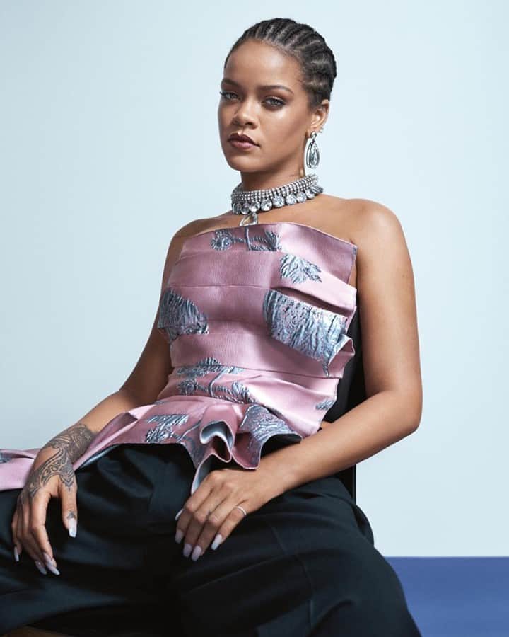 Vogue Australiaさんのインスタグラム写真 - (Vogue AustraliaInstagram)「Happy birthday to the one and only @badgalriri, who turns 33 today. An iconic water sign, #Rihanna's big day kicks off mystical, magical, memorable #PiscesSeason, which promises a zen month for us all. If you share the same sign, tap the link in bio for a guide to everything it means ♓  Photographed by @josholins, styled by @christinecentenera, Vogue Australia May 2019.」2月20日 15時00分 - vogueaustralia