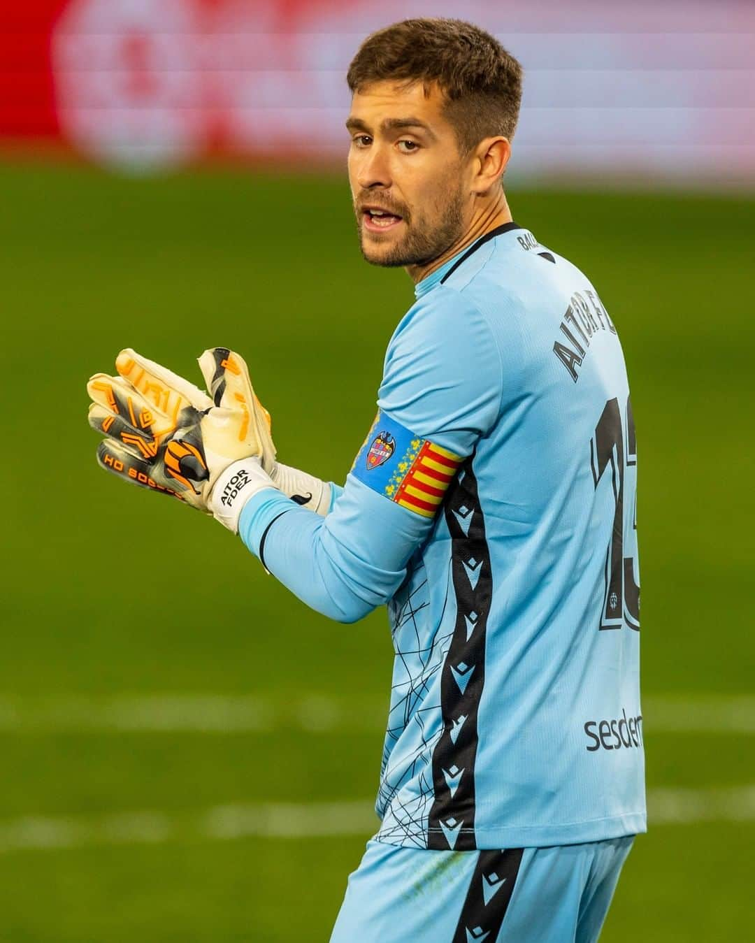 LFPさんのインスタグラム写真 - (LFPInstagram)「Pure EMOTION! 🔥 💫  ¡EMOCIÓN pura! 🔥 🧤  #Aitor #Levante #LaLiga #LaLigaSantander #Football #HayQueVivirla #YouHaveToLiveIt」2月20日 15時00分 - laliga