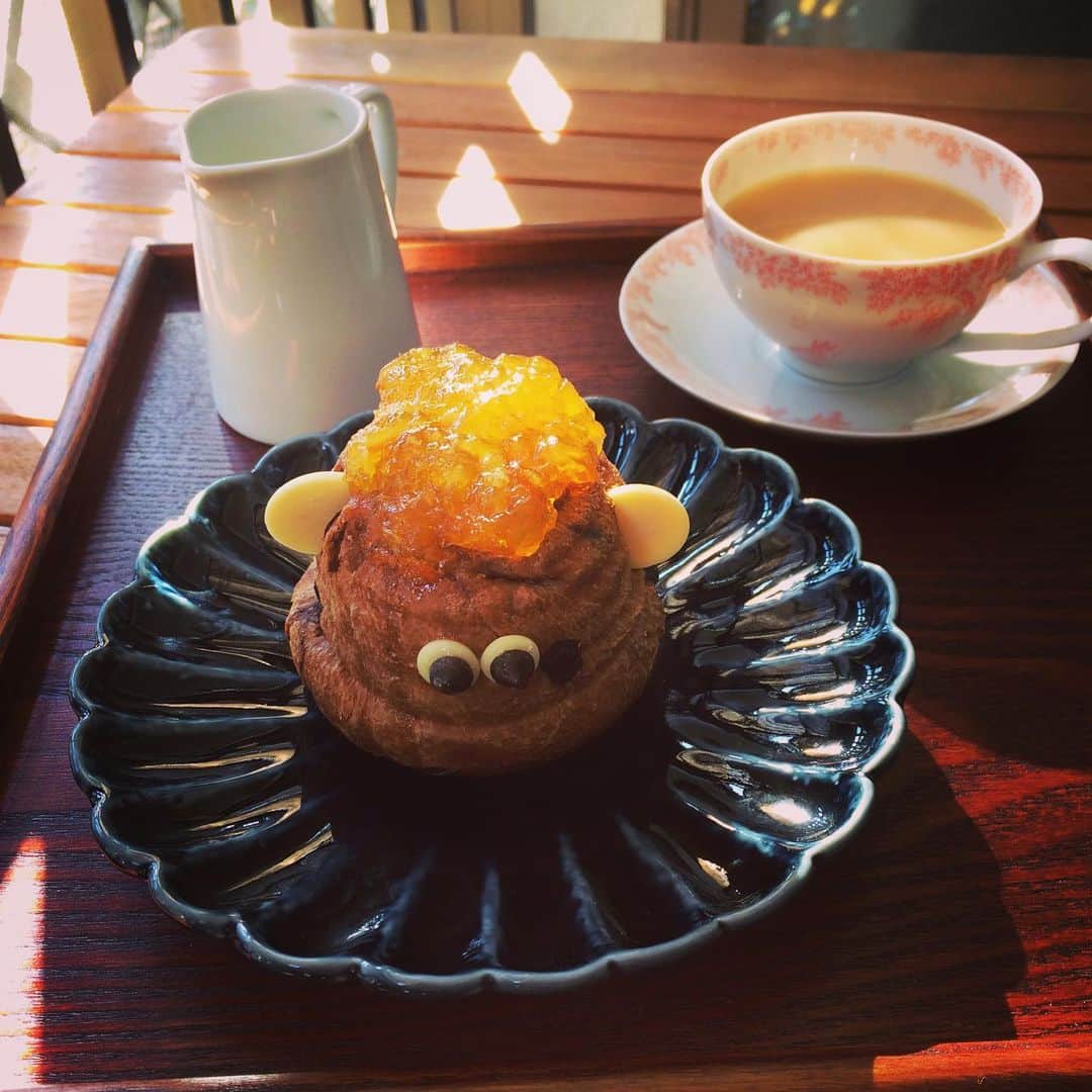 岡田屋鉄蔵のインスタグラム：「久々のオフ。近所のパン屋さんの新作ゲット。それにしても東京暖かくてちと気味が悪いです。まだ二月なのに四月みたいな陽気。梅桃すっ飛ばして桜開花しそう🌸」