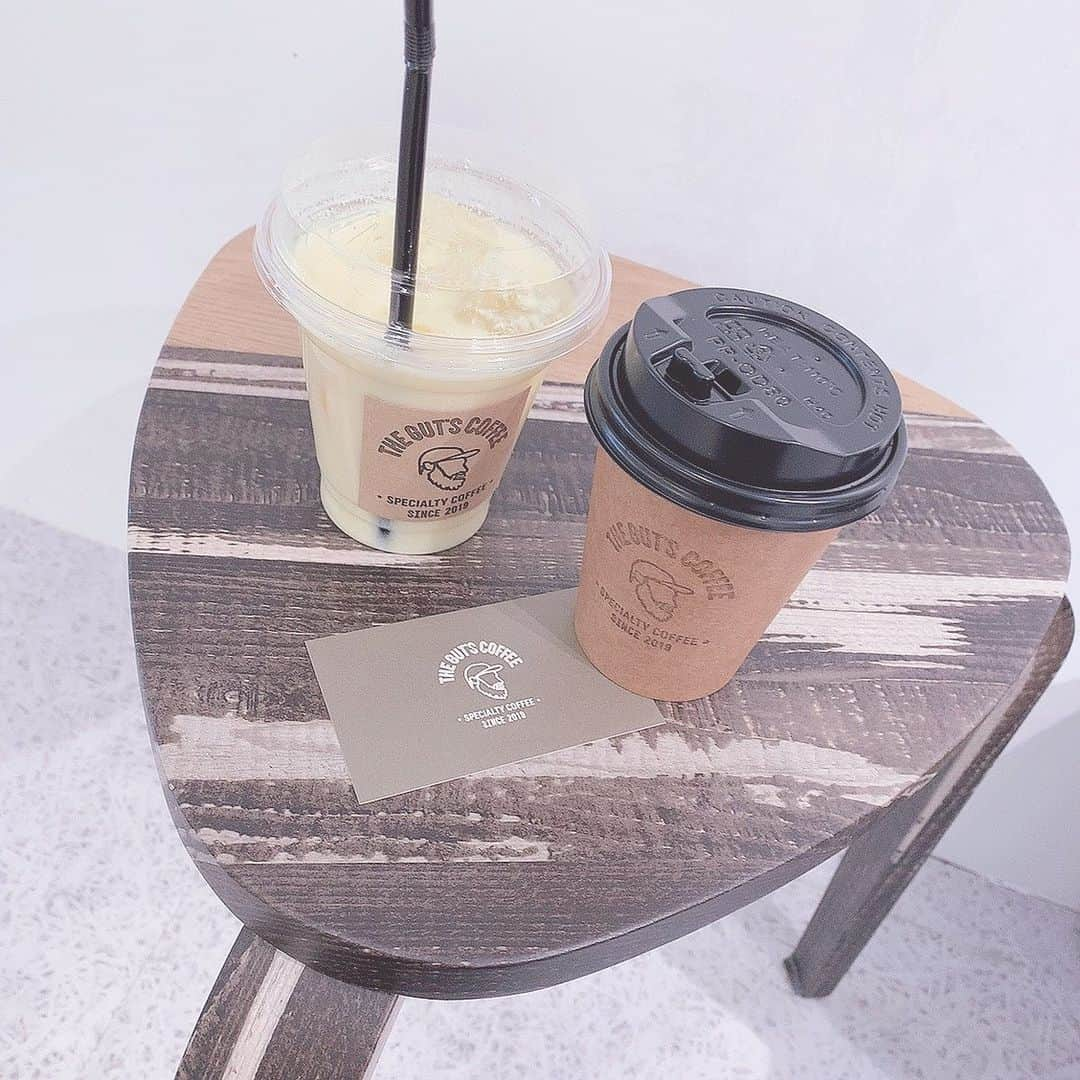 板野優花さんのインスタグラム写真 - (板野優花Instagram)「☕️大阪・中崎町 The GUT'S Coffee さん @thegutscoffee  ・ 1階でオーダーをしたら 3階でまったりできるよー☺️💓 席数は多くないから週末とかはいっぱいかも？ ・ 特徴的な階段をドキドキしながら 登っていくと白を基調とした 素敵な空間がー🥰✨ ・ #thegatscoffee #ザガッツコーヒー #大阪カフェ #大阪グルメ #梅田カフェ #梅田グルメ #中崎町カフェ #中崎町グルメ  #関西カフェ巡り #北区カフェ #カフェ巡り好きな人と繋がりたい  #関西グルメ #おいしいもの好きな人と繋がりたい #カフェ活 #おすすめカフェ #カフェ女子 #ホットチョコレート #ゆーろの美味しいメモ」2月20日 15時04分 - yuka_itano