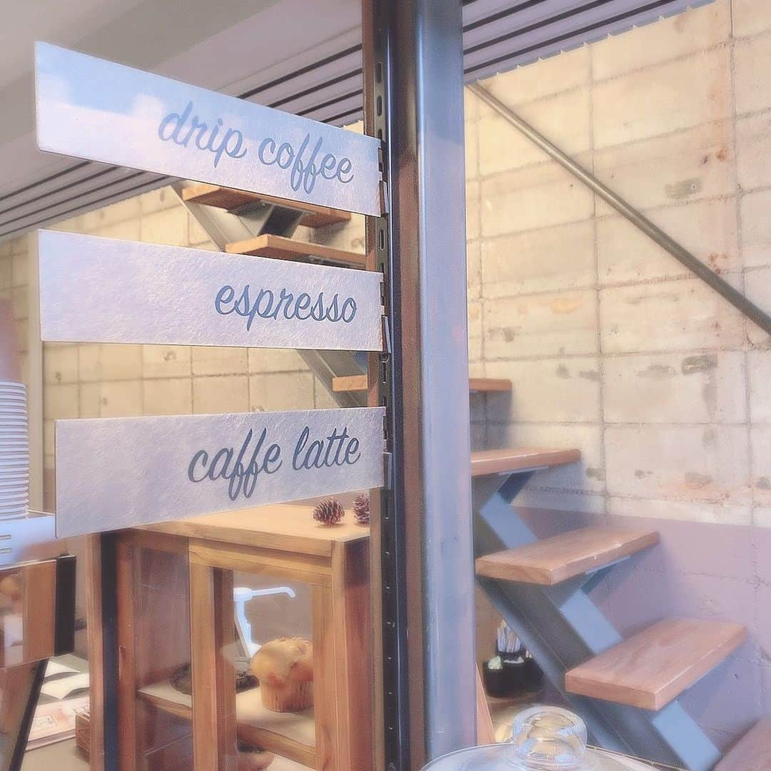 板野優花さんのインスタグラム写真 - (板野優花Instagram)「☕️大阪・中崎町 The GUT'S Coffee さん @thegutscoffee  ・ 1階でオーダーをしたら 3階でまったりできるよー☺️💓 席数は多くないから週末とかはいっぱいかも？ ・ 特徴的な階段をドキドキしながら 登っていくと白を基調とした 素敵な空間がー🥰✨ ・ #thegatscoffee #ザガッツコーヒー #大阪カフェ #大阪グルメ #梅田カフェ #梅田グルメ #中崎町カフェ #中崎町グルメ  #関西カフェ巡り #北区カフェ #カフェ巡り好きな人と繋がりたい  #関西グルメ #おいしいもの好きな人と繋がりたい #カフェ活 #おすすめカフェ #カフェ女子 #ホットチョコレート #ゆーろの美味しいメモ」2月20日 15時04分 - yuka_itano