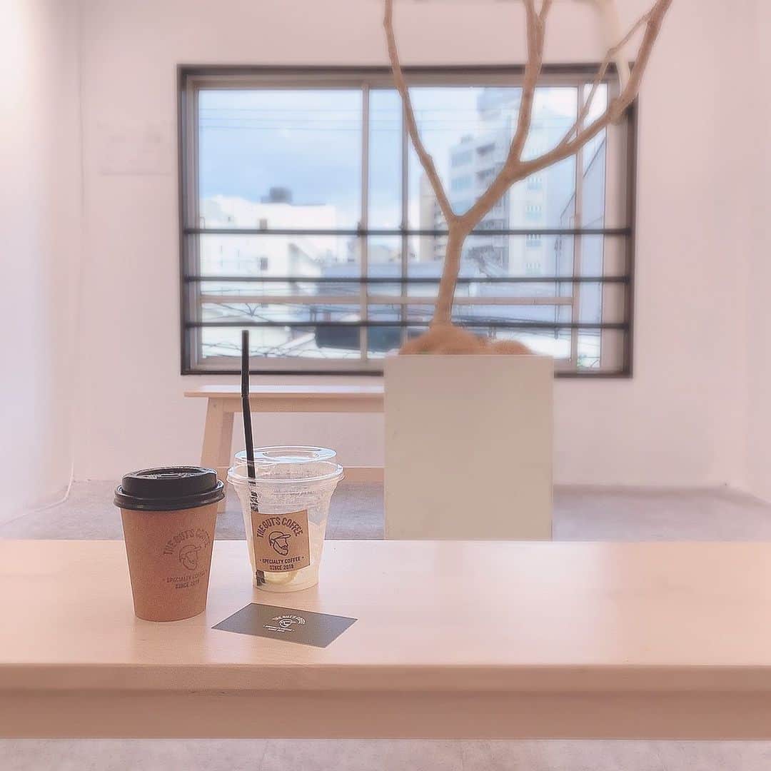 板野優花のインスタグラム：「☕️大阪・中崎町 The GUT'S Coffee さん @thegutscoffee  ・ 1階でオーダーをしたら 3階でまったりできるよー☺️💓 席数は多くないから週末とかはいっぱいかも？ ・ 特徴的な階段をドキドキしながら 登っていくと白を基調とした 素敵な空間がー🥰✨ ・ #thegatscoffee #ザガッツコーヒー #大阪カフェ #大阪グルメ #梅田カフェ #梅田グルメ #中崎町カフェ #中崎町グルメ  #関西カフェ巡り #北区カフェ #カフェ巡り好きな人と繋がりたい  #関西グルメ #おいしいもの好きな人と繋がりたい #カフェ活 #おすすめカフェ #カフェ女子 #ホットチョコレート #ゆーろの美味しいメモ」