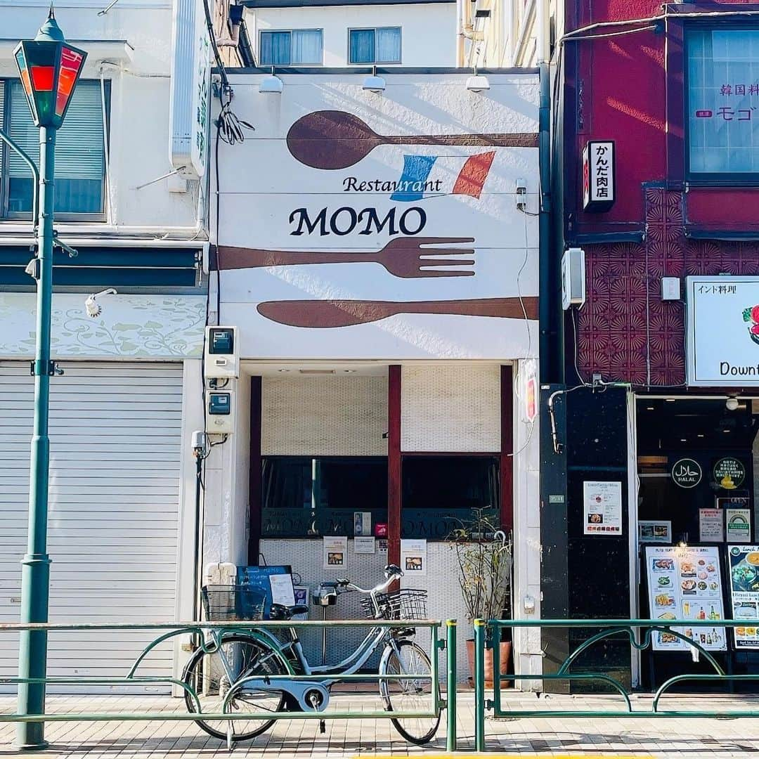 hotelgraphynezuのインスタグラム：「⁠レストランMOMO（@momorestaurantnezu）は、GRAPHY近くの言問通りにあるフレンチレストランです。 ⁠⁠ 2006年にオープンした、こじんまりとした魅力的なレストランは、根津地区のフレンチ店の1つです。⁠⁠ ⁠⁠ 料理はとても繊細に調理されており、一口一口味わって楽しめます。⁠⁠ ⁠⁠ 肉料理は完璧で、驚くほどやわらかくとろけます。（野菜もホントに美味しいです^^）⁠⁠ ⁠⁠ 1000円以下からのワンプレートメニューなど、お手頃価格の料理もあります。それから、前菜・メインディッシュ・紅茶またはコーヒー付きのデザートを含む通常のメニューがあり、2000円から4000円以内で楽しめます！ ⁠⁠ ⁠⁠ 料理とお皿がとてもスタイリッシュで雰囲気が最高でした！⁠⁠ ⁠⁠ スタッフが笑顔でお迎えし、帰りは暖かく挨拶してくれます。 ⁠⁠ ⁠⁠ このスポットはHOTEL GRAPHYのおすすめのひとつです！ ⁠⁠ ⁠---------------------------------------⁠⁠ Restaurant MOMO(@momorestaurantnezu) is a french restaurant located in the animated Kototoi dori. ⁠⁠ Opened since 2006, this small but charming restaurant is a one of the french touch of Nezu neighborhood. ⁠⁠ ⁠⁠ The dishes served are meticulously prepared with a special care to each detail making each bite an experience itself.⁠⁠ ⁠⁠ If you choose the meat dish one, you will be surprised how tender and melty the meat is as the cooking is perfectly realized. (To be honest each vegetables were aslo perfectly cooked^^)⁠⁠ ⁠⁠ You can find very affordable dishes such as the One plate menu starting from less than 1000JPY. ⁠⁠ Then you have a regular menu including appetizer, main dish and dessert with tea or coffee menus from 2000 to less than 4000yen only !⁠⁠ ⁠⁠ We particularly liked how stylish and raffinate the plates and cups were.⁠⁠ ⁠⁠ The staff there will welcome you with a smile (under the mask for now) and warmly great you on your way back.⁠⁠ ⁠⁠ This spot is one of the Hotel Graphy recommendation !⁠⁠ ⁠⁠ ---------------------------------⁠⁠ Contact and opening hours /連絡先と営業時間⁠⁠ ⁠⁠  ⁠Tel: +81(0)3-5814-1039⁠⁠ ⁠⁠ Lunch/ランチ  11：30～14：00（L.O.）⁠⁠ Dinner/ディナー  17：30～21：00（L.O.）⁠⁠ ※Off on wednesday/定休日：水曜日⁠⁠ ---------------------------------⁠⁠ #hotelgraphy#hotelgraphynezu⁠⁠ #tokyowalk#yanaka#taitoku#frenchrestaurant#tokyolife#tokyojapan#lifeintokyo#japan_photo#japantrips#graphyandeat⁠⁠ #東京散歩#東京ライフ#東京生活#東京観光#台東区#フレンチレストラン#フランス料理#谷根千#根津#谷中#下町#グルメ#ショートトリップ#下町散歩#文京区グルメ#お洒落#美味しい#根津レストラン」