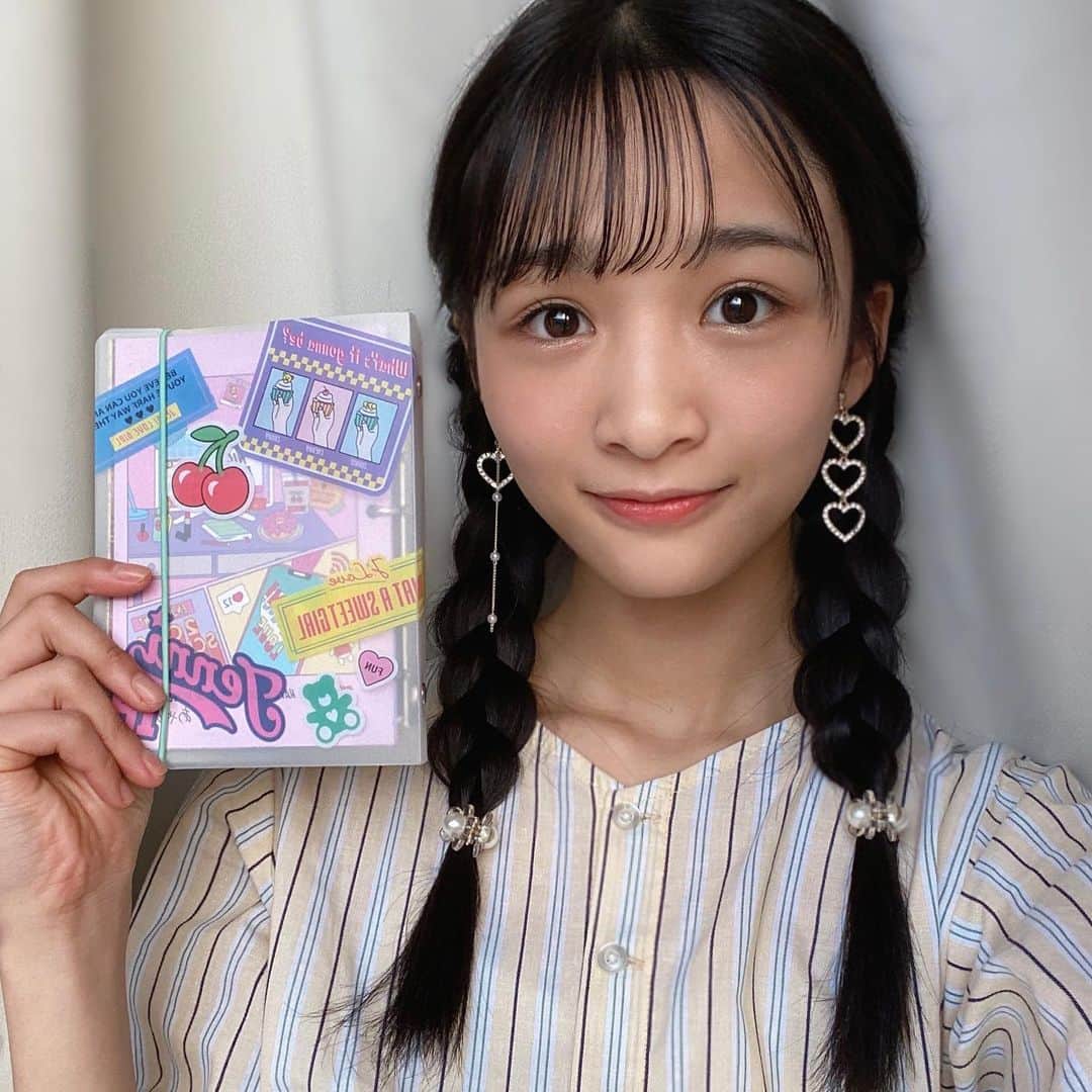 ニコ☆プチのインスタグラム：「アヤカのふろくの使い方😽💗 いちごたくさん食べれたかな🍓  2月号の付録使ってますか〜🙌♡ 私は毎年手帳を買って予定を立てるので こんなに可愛い手帳を使えて嬉しいです🥰✨  スケジュールやメモも毎月書く場所があるから やりたい事だったり 頑張りたい事を書いて忘れないようにする！  シールで分かりやすく、可愛くするのもアリだね！💫 今年はこのシステム手帳を使って予定を立てようっ😚  #ニコプチ #ニコプチふろく #プチモのふろくの使い方  #ニコプチふろくのある生活  #ジェニィラブ #jennilove #ふろく #中山あやか」
