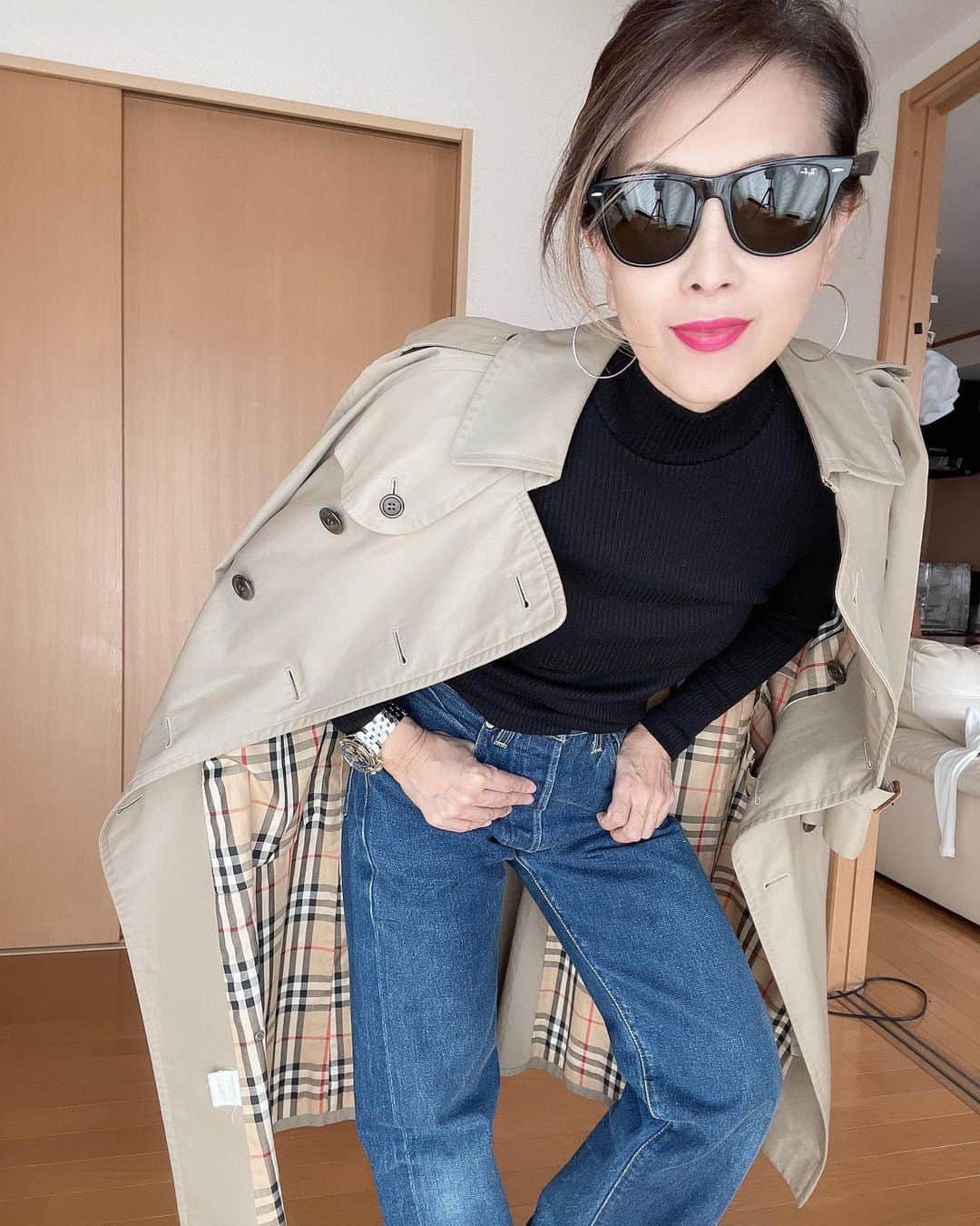 Naoko（なおこ）さんのインスタグラム写真 - (Naoko（なおこ）Instagram)「👖 👖 👖 💙🤍💙🤍✨ 501xxタグ 見せたくて ベルトせんことに😳 . . 👖リーバイスに オールスターの ハイカット 以上にしっくりくる 靴はないでしょ ここ 数十年😬 . . . 定番も好き🤍 最新も好き💙 . . 今日、全部 古い🙃 ジーンズ👖 時計⌚︎ コート🧥 サングラス🕶 けど 1番古いのは わたすだな ガビーン⚡️ . . ビンテージなおこ 用事でトレオフ🪐 . . これに合う bagがないので 万札だけを ポケットに入れていこうか 考え中 . . ワイルドだろぉ🔥 . 命っ✨✨  #筋トレ男子#筋トレ女子#筋トレ女子と繋がりたい #筋トレ好きと繋がりたい#美ボディ#筋トレダイエット#くびれ#美魔女#50代ダイエット#50代トレーニング #フィットネスウェア#美尻  #アラフィフ#熊本#なおこ語録 #50代ファッション#valx筋トレ部#fitnesswear #gym#kumamoto #鹿児島#大分#福岡ジム#宮崎#長崎」2月20日 15時21分 - smile_naohibi