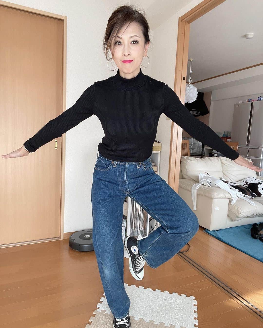 Naoko（なおこ）さんのインスタグラム写真 - (Naoko（なおこ）Instagram)「👖 👖 👖 💙🤍💙🤍✨ 501xxタグ 見せたくて ベルトせんことに😳 . . 👖リーバイスに オールスターの ハイカット 以上にしっくりくる 靴はないでしょ ここ 数十年😬 . . . 定番も好き🤍 最新も好き💙 . . 今日、全部 古い🙃 ジーンズ👖 時計⌚︎ コート🧥 サングラス🕶 けど 1番古いのは わたすだな ガビーン⚡️ . . ビンテージなおこ 用事でトレオフ🪐 . . これに合う bagがないので 万札だけを ポケットに入れていこうか 考え中 . . ワイルドだろぉ🔥 . 命っ✨✨  #筋トレ男子#筋トレ女子#筋トレ女子と繋がりたい #筋トレ好きと繋がりたい#美ボディ#筋トレダイエット#くびれ#美魔女#50代ダイエット#50代トレーニング #フィットネスウェア#美尻  #アラフィフ#熊本#なおこ語録 #50代ファッション#valx筋トレ部#fitnesswear #gym#kumamoto #鹿児島#大分#福岡ジム#宮崎#長崎」2月20日 15時21分 - smile_naohibi