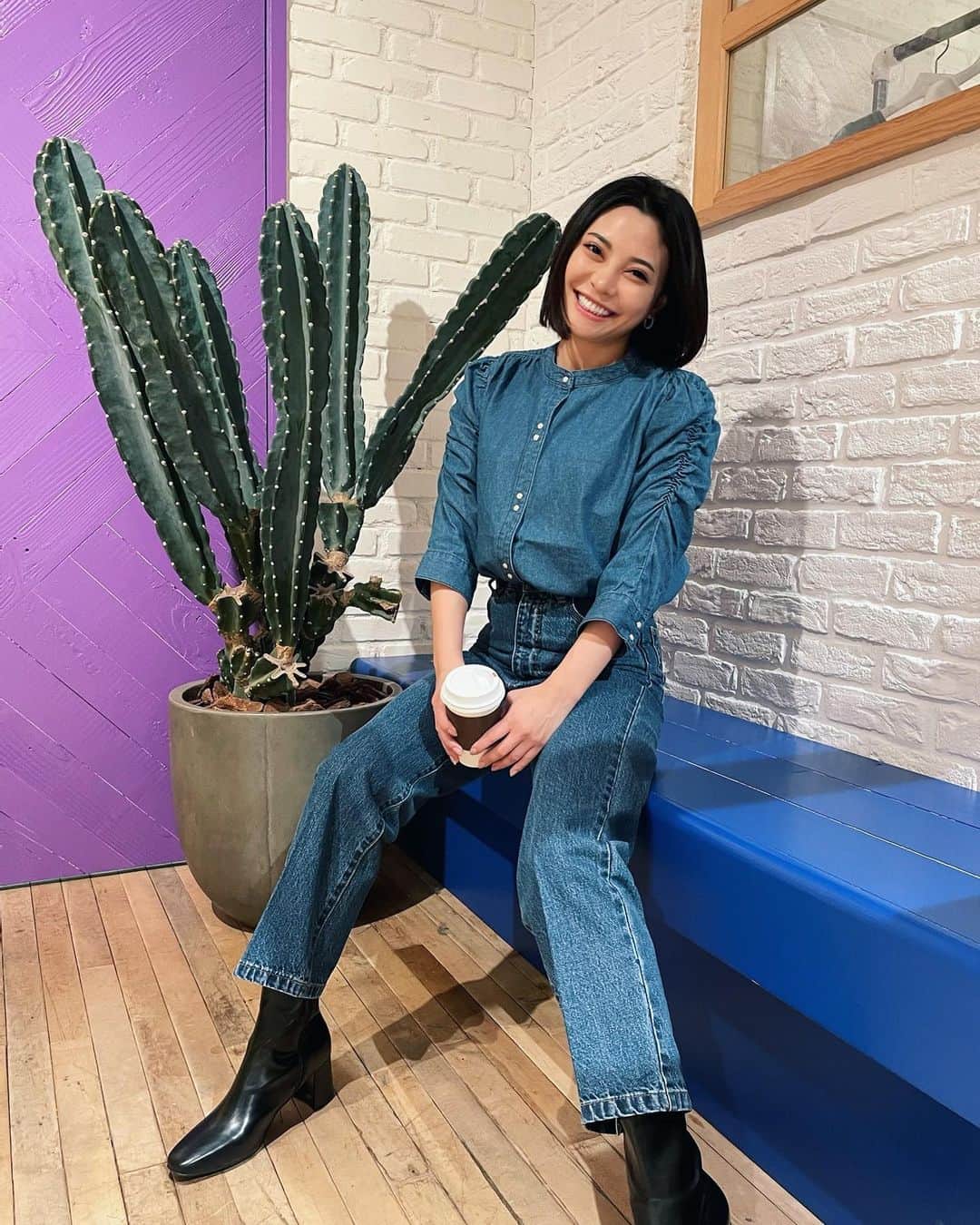 のインスタグラム：「お友達のゆりこちゃんがデザインした、デニムのセットアップ✨  着心地も伸びも良く動きやすいのはもちろん、身長構わずスタイルがよく見えるキレイなラインの作りにびっくり！  次回の新作も楽しみ😊❤️」