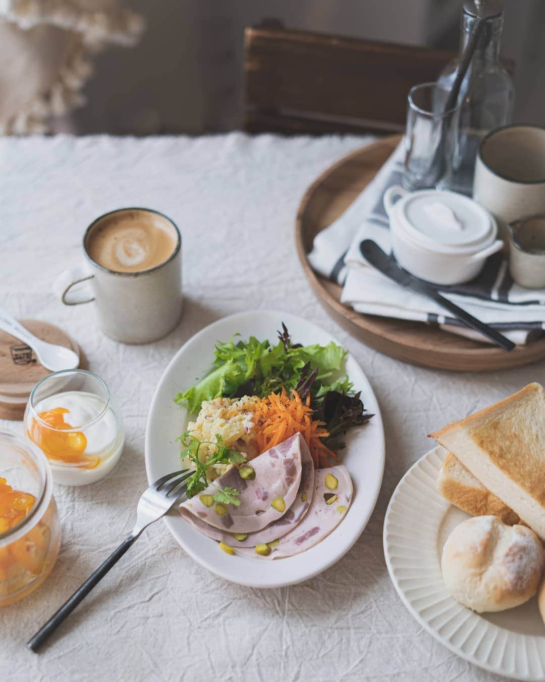 のインスタグラム：「『朝ごはん。』  にんじんラペとポテトサラダ。 あとはハムパン、きんかんのハチミツ漬けのヨーグルト。  ポテトサラダにオリーブオイルも使ってみたら なんだかお気に入りになりそう。」