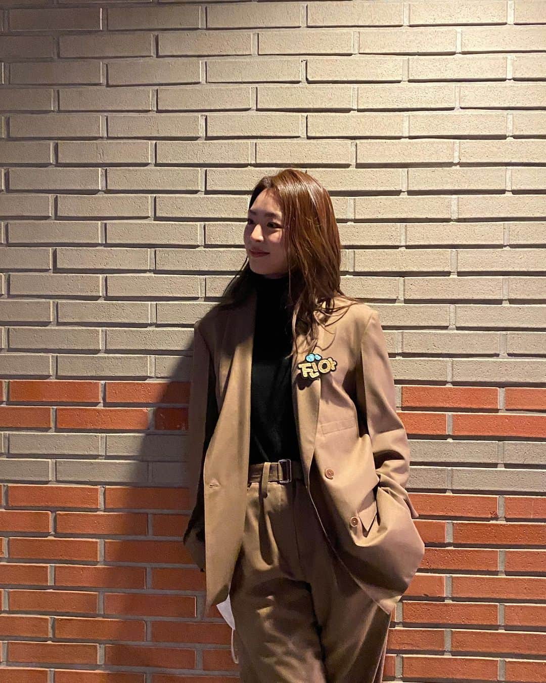 イ・ヨニのインスタグラム：「#새해전야 무대인사하러 왔어요🥳 (마스크는 안전한곳에서만 잠깐 벗고 찍은거임)」