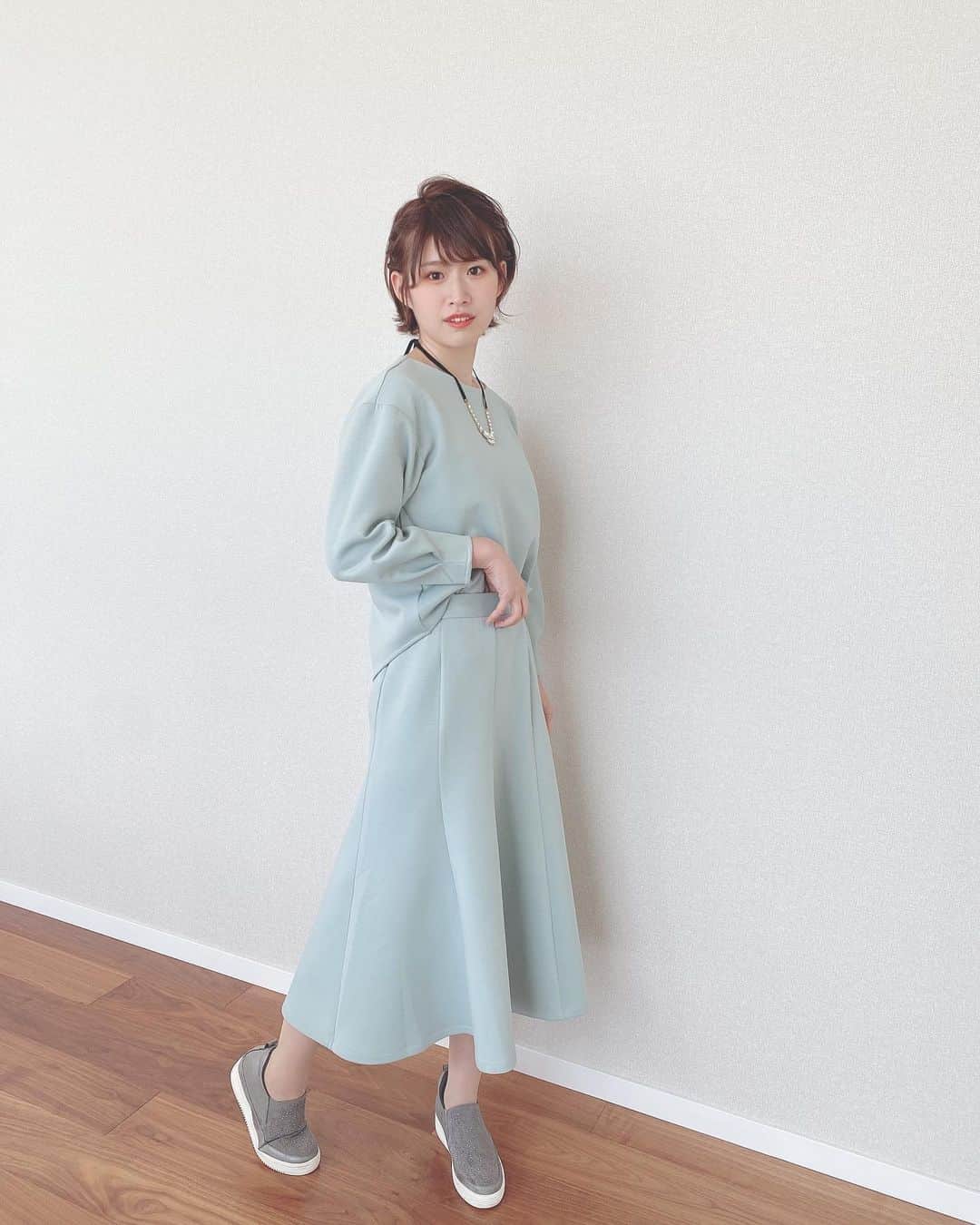 佐藤朱のインスタグラム：「今回はセットアップ〜！ . 色合いと気分はもう春🌸 でも今日は意外と風冷たくて寒い〜🥺 #サタデーウォッチン #衣装」