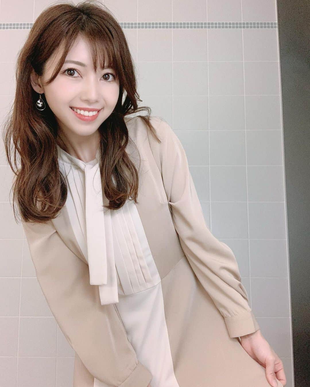 川又智菜美のインスタグラム：「♥︎♥︎♥︎𓆉♥︎♥︎♥︎﻿ ﻿ 2つ前の投稿で皆さんの﻿ 一生に一度行きたいところ教えてくださって﻿ ありがとうございました☺️🌟﻿ ﻿ あ〜、そこも行きたいなぁと﻿ コメントを読みながら﻿ 想像を膨らませていました💗﻿ ﻿ 因みに…一生に一度というのではなく﻿ もし次に海外行けるとしたら﻿ 南国でゆっくりしたいなぁ🏝﻿ そしてそこでテニスをしたいです🎾笑﻿ ﻿ 🇴 🇺 🇹 🇫 🇮 🇹 ﻿ ﻿ この間の衣装は上だけみると﻿ ブラウスっぽいのですが、実はワンピース👗﻿ @tocco_closet  ﻿ しかも、カラーが真ん中だけ違うんです🥺❣️﻿ シンプルなのにボウタイやギャザーが﻿ 入っていてかわいかったです😉﻿」