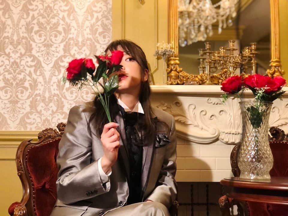 藤本かえでのインスタグラム：「3月15日から21日まで配信する リーディングミュージカル『THE SHOW TIME』のオフショット📸  珍しい雰囲気🌹  こういう私、どうですか？？😏」