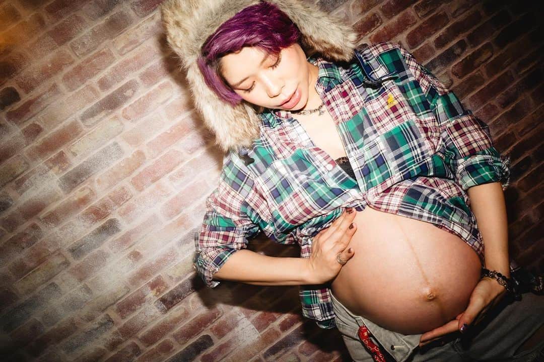 のインスタグラム：「まんまるお腹。  おへそもぽっこり。  お腹の線はちゃんと消えるよって、経験を教えてくれるひとがたくさんいてうれしい☻  今日は天気がいいので、ベビーの肌着やおくるみの水通しってやつをしたよ。 あと2週間で正期産の時期に入るので、いつ陣痛が来てもいいように入院の準備なんかも進めてるから結構忙しい☻笑  陣痛きたらストーリーズでみんなにも知らせるね😆笑  📷　末吉ノブ　@nobb_sueyoshi  💄　カイマリ　@hairmakechelsea  #マタニティフォト  #matanityphoto」