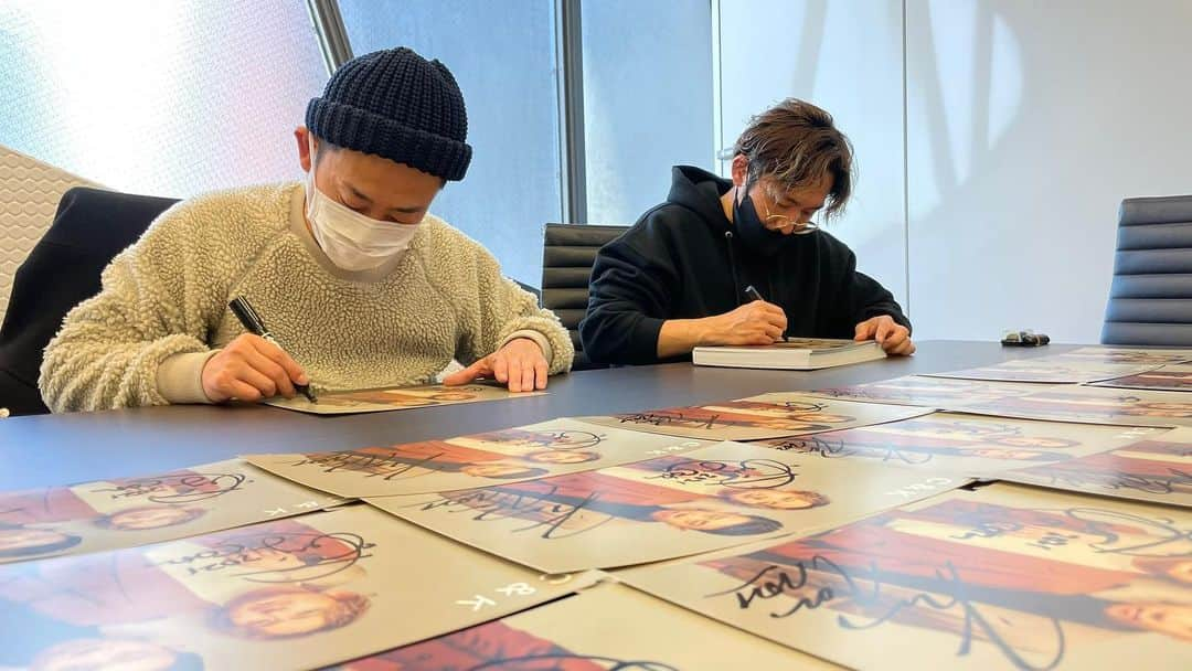 C&K（シーアンドケー）さんのインスタグラム写真 - (C&K（シーアンドケー）Instagram)「ポスターサイン書き✍️✍️ 窓の景色が昼🌞→→→夜🌝 お疲れ様でした！  4/7リリース 「あの日のスウィートメロディ」 ENS STOREでご予約いただくと、 全員にこちらの直筆サイン入りA4ポスターをプレゼント！！  ご予約はプロフィールの https://c-and-k.info から🌵  #candk #スイメロ」2月20日 15時49分 - candkinfo