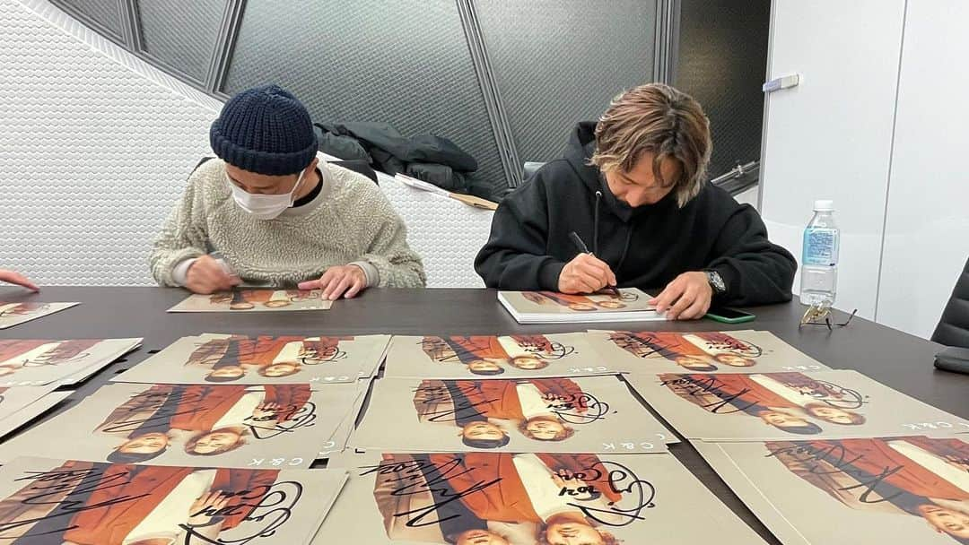 C&K（シーアンドケー）さんのインスタグラム写真 - (C&K（シーアンドケー）Instagram)「ポスターサイン書き✍️✍️ 窓の景色が昼🌞→→→夜🌝 お疲れ様でした！  4/7リリース 「あの日のスウィートメロディ」 ENS STOREでご予約いただくと、 全員にこちらの直筆サイン入りA4ポスターをプレゼント！！  ご予約はプロフィールの https://c-and-k.info から🌵  #candk #スイメロ」2月20日 15時49分 - candkinfo