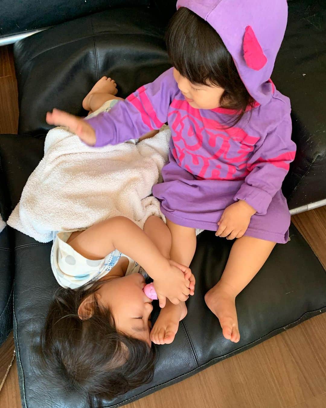 中根麗子さんのインスタグラム写真 - (中根麗子Instagram)「2人でおままごと中💗 かおはメルちゃんのミルク飲みながら ねんね中。 りおはとんとんしてる💗 可愛すぎる💗  #双子 #一卵性双生児 #2歳 #4人のママ #おままごと #おねえちゃんの服 #rio&kao #twins  #girl」2月20日 15時55分 - reiko_nakane