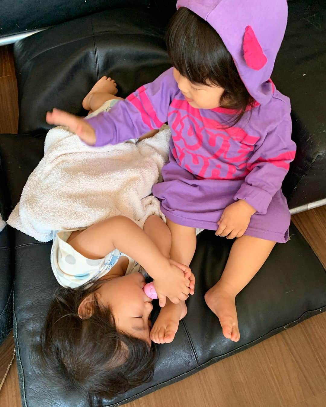中根麗子のインスタグラム：「2人でおままごと中💗 かおはメルちゃんのミルク飲みながら ねんね中。 りおはとんとんしてる💗 可愛すぎる💗  #双子 #一卵性双生児 #2歳 #4人のママ #おままごと #おねえちゃんの服 #rio&kao #twins  #girl」