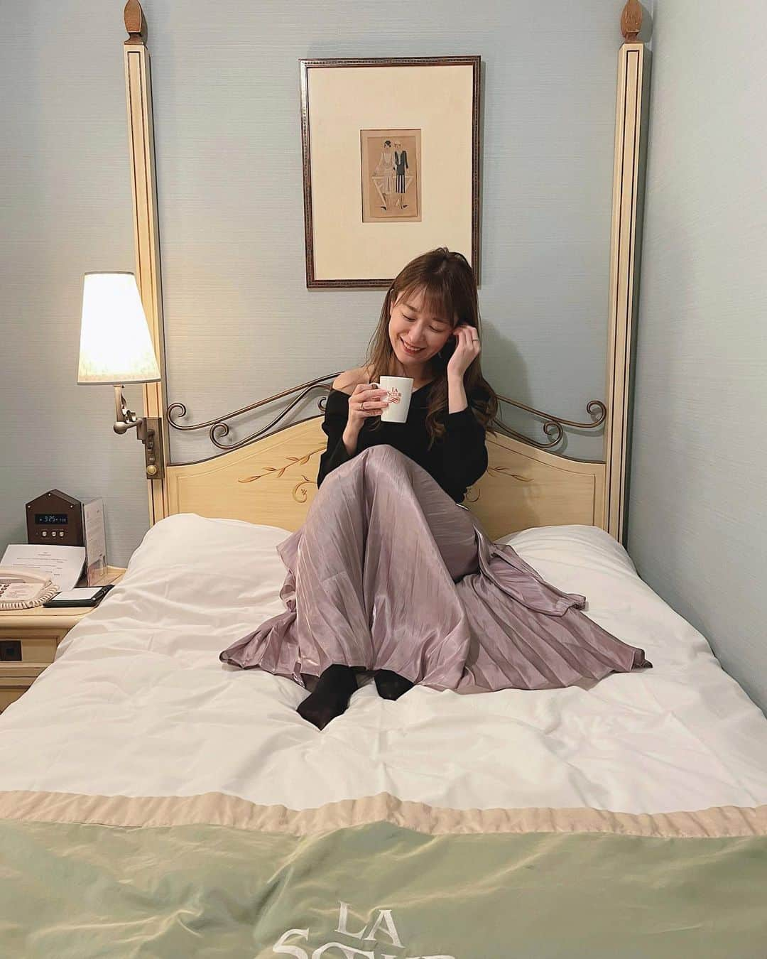 菊池かなこのインスタグラム：「. お部屋はこんな感じです👸 洗面所までしっかりグリーンなのが可愛い✨ . コンセプトはパリのアパルトマンのイメージだそう🇫🇷 曲線の家具が大好きなのでたまらない🤤 ツインルームはベッドにカーテンがついていて またまたつぼを刺激するデザイン✨ . . Reluxクーポンで1泊3400円でした💦 こんなに安く泊まれる機会は そうそう無い気がします。。 クーポン取得方法知りたい方はご連絡ください☺︎ . . . #code skirt：#GRL @grl_official プリーツレイヤードオーロラスカート[iz247] Watch：#lober @loborjapan  クーポンコード 【canankk49】使用で 10パーセントオフになります☺︎ . . . ୨୧┈┈┈┈┈┈┈┈┈┈┈┈┈┈┈┈┈୨୧ #ワーケーション#ステイケーション #ワーケーション実践中#ホテルステイ #ホテルステイ好きな人と繋がりたい #ホテルおこもり#おこもりステイ #モントレ#モントレラスール銀座 #grl#グレイル#グレイルコーデ #モントレ銀座#ホテルモントレ #東京ホテル#銀座ホテル#銀座#ginza #jenic_tokyo#ホテルおこもり#スカートコーデ #リトリート#女性経営者#テレワーク#コスパ宿 #フリーランス#ノマドワーカー」