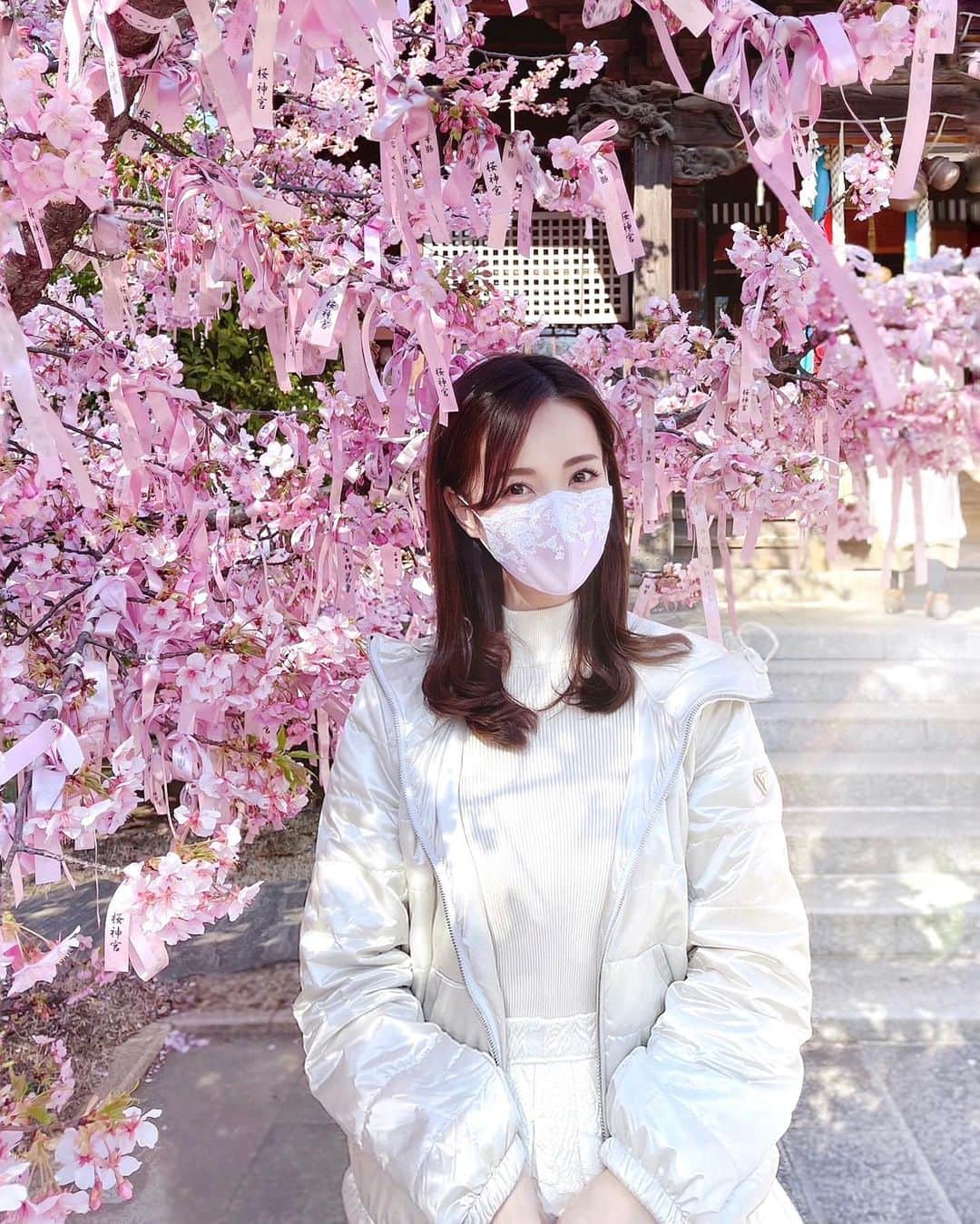 瀬戸早妃のインスタグラム：「今日は、たくさんの皆様に、mon trésorのオリジナルカーディガンをオーダー頂き本当にどうもありがとうございます💗 . お礼の気持ちが止まりません…😢🤍 心を込めて、一枚一枚丁寧に発送させて頂きますね👗♫ . . 今日は、桜新町駅の近くにある #桜神宮 に行ってきました😍 . 7~8分咲きくらいでしょうか…🌸 可愛い桜たちが仲良く咲いていて、とっても幸せな気持ちになりました♫ . ☑︎レースマスク @montresorsaki  #montrésor #montresor #モントレゾール #桜 #お花見 #sakura #桜新町駅 #桜新町 #日本の春 #🌸」