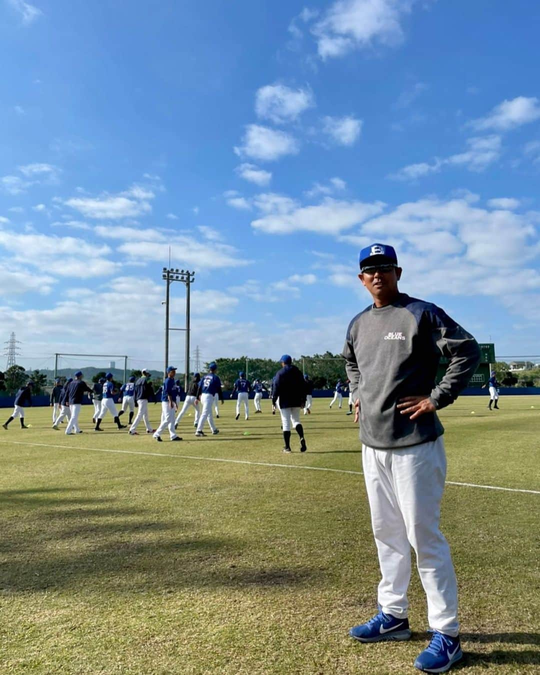 清水直行のインスタグラム：「晴天の下、 みんな元気に練習してるよ⚾️ なのに、 監督は、カメラ目線です♪ お手柔らかに🥳  #琉球ブルーオーシャンズ #野球  #沖縄野球 #沖縄 #八重瀬町  #野球場 #空 #そら #sky #雲 #clouds  #青空」