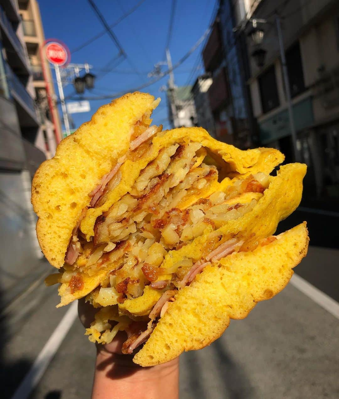 Coffee & Toast Tokyoさんのインスタグラム写真 - (Coffee & Toast TokyoInstagram)「外はカリカリ、中はホクホクのポテトガレット サンド！ 💛💛💛💛💛💛💛  細切りにしたポテトとオニオンをガレットのように丸く焼いて、 ベーコン、カレー風味のチーズをかぼちゃを練り込んだパンにサンド。  外はカリカリ、中はホクホクのポテトのガレットとコクのあるカレー風味のチーズで、食がすすむパンになりました😋😋😋  #パン  #トースト  #トーストアレンジ #食パンアレンジ  #食パン  #世田谷カフェ  #東京パン屋  #パンスタグラム  #面包 #pain  #빵  #toast  #東京カフェ  #三軒茶屋カフェ #カフェ  #bread  #三軒茶屋  #food  #ポテト  #ポテトフライ  #poteto  #カレー風味  #rosti  #röschti  #チーズポテト  #ポテトサンド  #ガレット  #ポテトガレット」2月20日 16時10分 - coffeetoast2