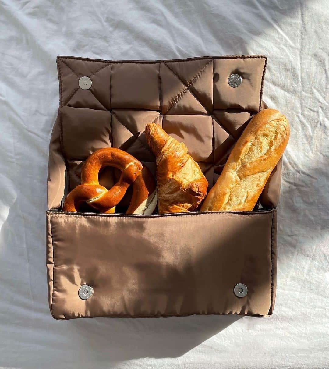 ASOSさんのインスタグラム写真 - (ASOSInstagram)「Now this is our kind of #whatsinmybag @kathrynlucyoutfit​ [she/her]​  🥐 ASOS DESIGN puffed bag [1909331]​」2月20日 16時05分 - asos