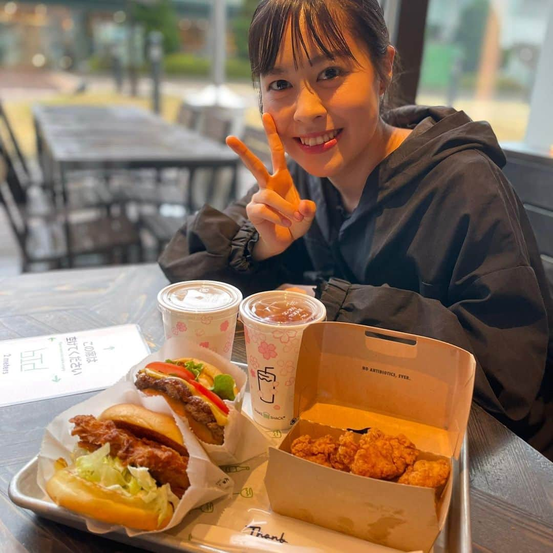 鈴木あゆさんのインスタグラム写真 - (鈴木あゆInstagram)「🍔🍔🍔🍔🍔🍔🍗🥤  #shakeshack  #おいしかった」2月20日 16時26分 - uugirl_new_ayu