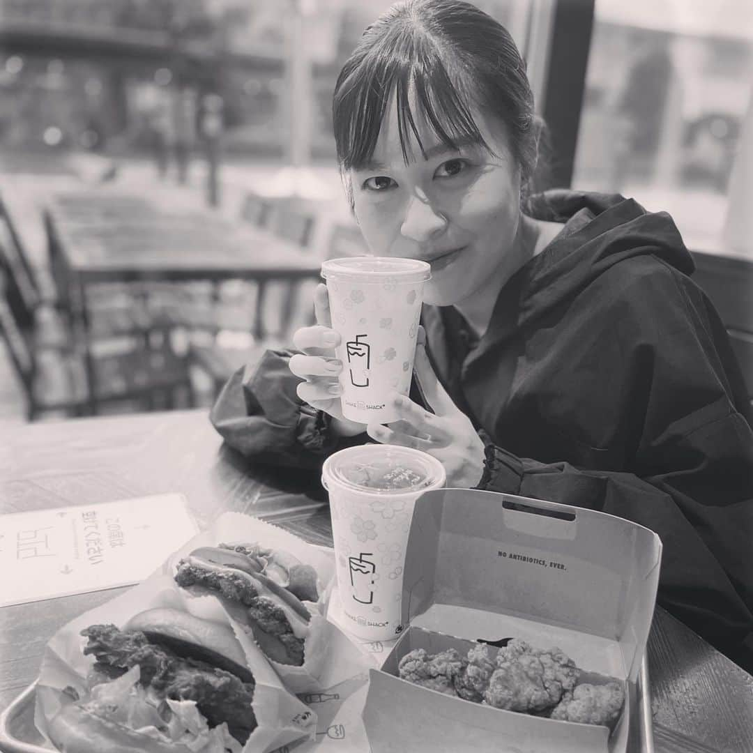 鈴木あゆさんのインスタグラム写真 - (鈴木あゆInstagram)「🍔🍔🍔🍔🍔🍔🍗🥤  #shakeshack  #おいしかった」2月20日 16時26分 - uugirl_new_ayu