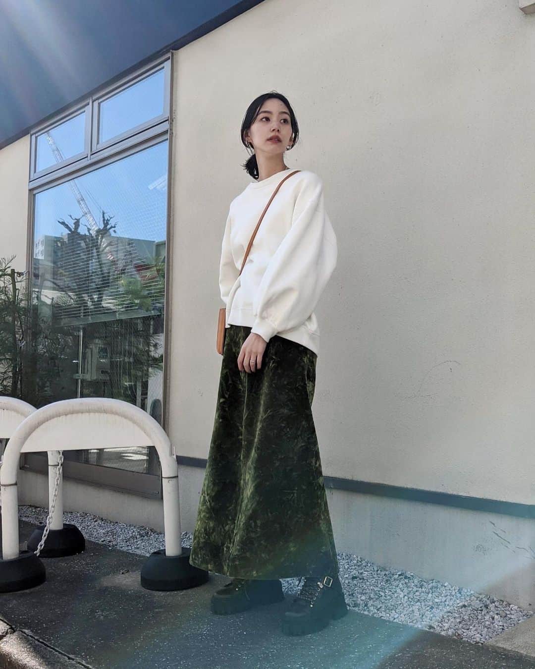 Shiho Sasakiのインスタグラム：「とってもいい天気だった日☀️ 最近はもう花粉症の人は辛そうだね… ある日突然なると言うからびくびくしてます👾  お馴染みのトレッキングブーツ🥾 マキシスカートで合わせても良きバランス🙆‍♀️ この日はお気に入りの古着のスカート履いてたよ🍏 #MOUSSY#MOUSSYSNAP」