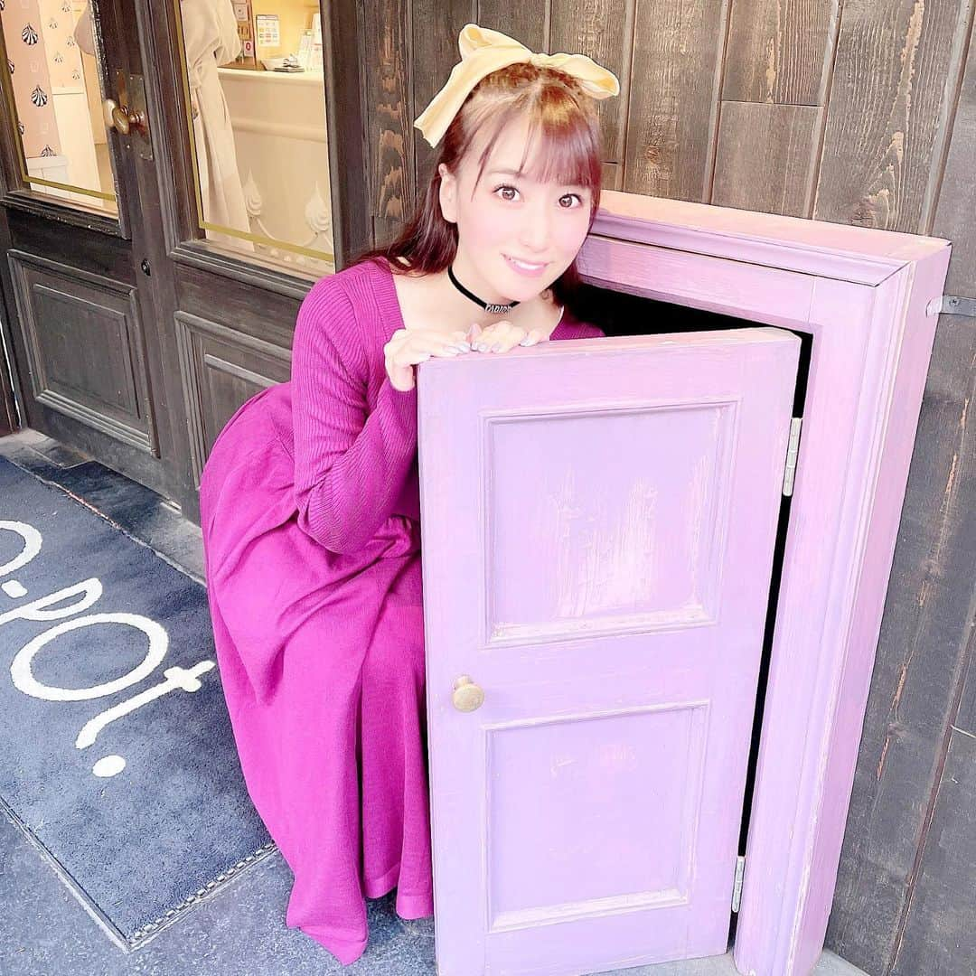 初川みなみさんのインスタグラム写真 - (初川みなみInstagram)「🚪💜﻿ ﻿ どこに繋がってるんだろう💭﻿ ﻿ #表参道#表参道カフェ#カフェ巡り#ワンピースコーデ」2月20日 16時24分 - hatsukaw_aminami