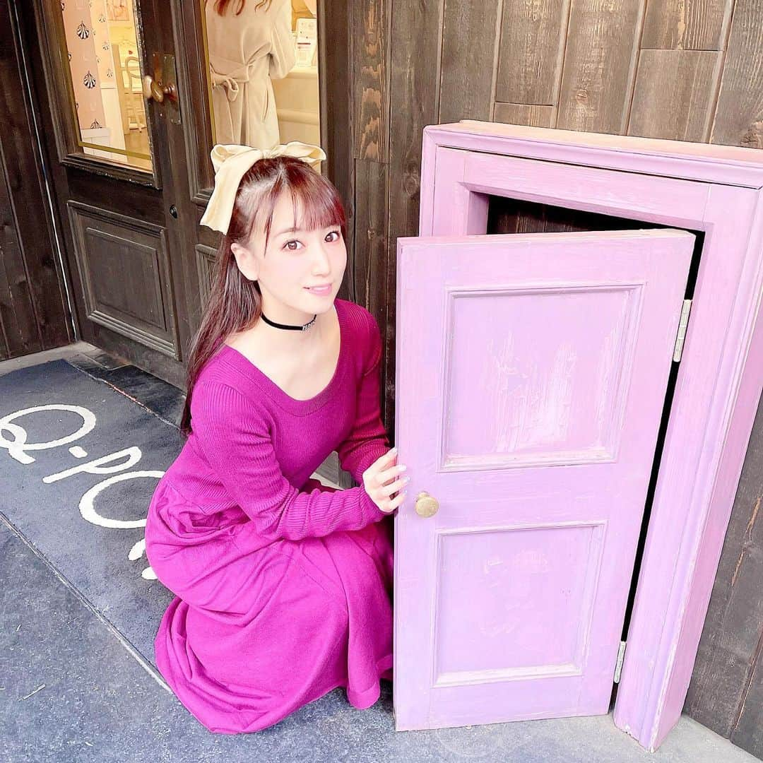 初川みなみさんのインスタグラム写真 - (初川みなみInstagram)「🚪💜﻿ ﻿ どこに繋がってるんだろう💭﻿ ﻿ #表参道#表参道カフェ#カフェ巡り#ワンピースコーデ」2月20日 16時24分 - hatsukaw_aminami