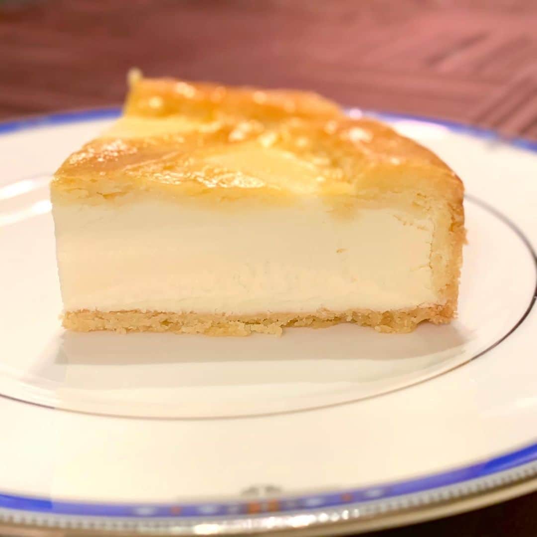 Mart（マート）編集部さんのインスタグラム写真 - (Mart（マート）編集部Instagram)「昔からチーズケーキが好きなんですが、今まで美味しいと思っていたものを一気にごぼう抜きして1番になってしまったのがこれ。トロイカのチーズケーキです。 岩手県北上市のロシア料理の店トロイカがつくっているもので、銀座のアンテナショップ「いわて銀河プラザ」で購入しました(オンラインショップもあります)。 ベイクドなのにレアチーズのようと評される濃厚で舌触りのいいクリーミーなチーズがとにかく素晴らしいです。それでいて、適度に酸味が効いたさっぱりした味は、重さを感じさせずいくらでも食べられそう。 チーズケーキ大好きという人にこそ、一度は食べてほしい逸品です。  #雑誌mart #雑誌マート #スタッフのおすすめ #中の人 #編集永島 #チーズケーキ #おとりよせスイーツ #トロイカ #トロイカのチーズケーキ #岩手グルメ #チーズケーキ愛好家#濃厚チーズケーキ」2月20日 16時27分 - mart.magazine