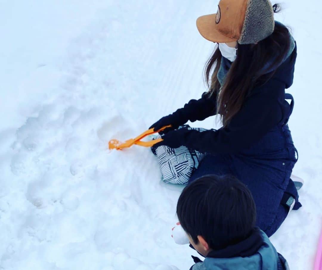 上村知世さんのインスタグラム写真 - (上村知世Instagram)「今日は胎内スキー場でソリ🛷 子ども相手にムキになってしまったw #snow #winter #lifeiswinterwonderland #sled #胎内スキー場」2月20日 16時28分 - tomose0207